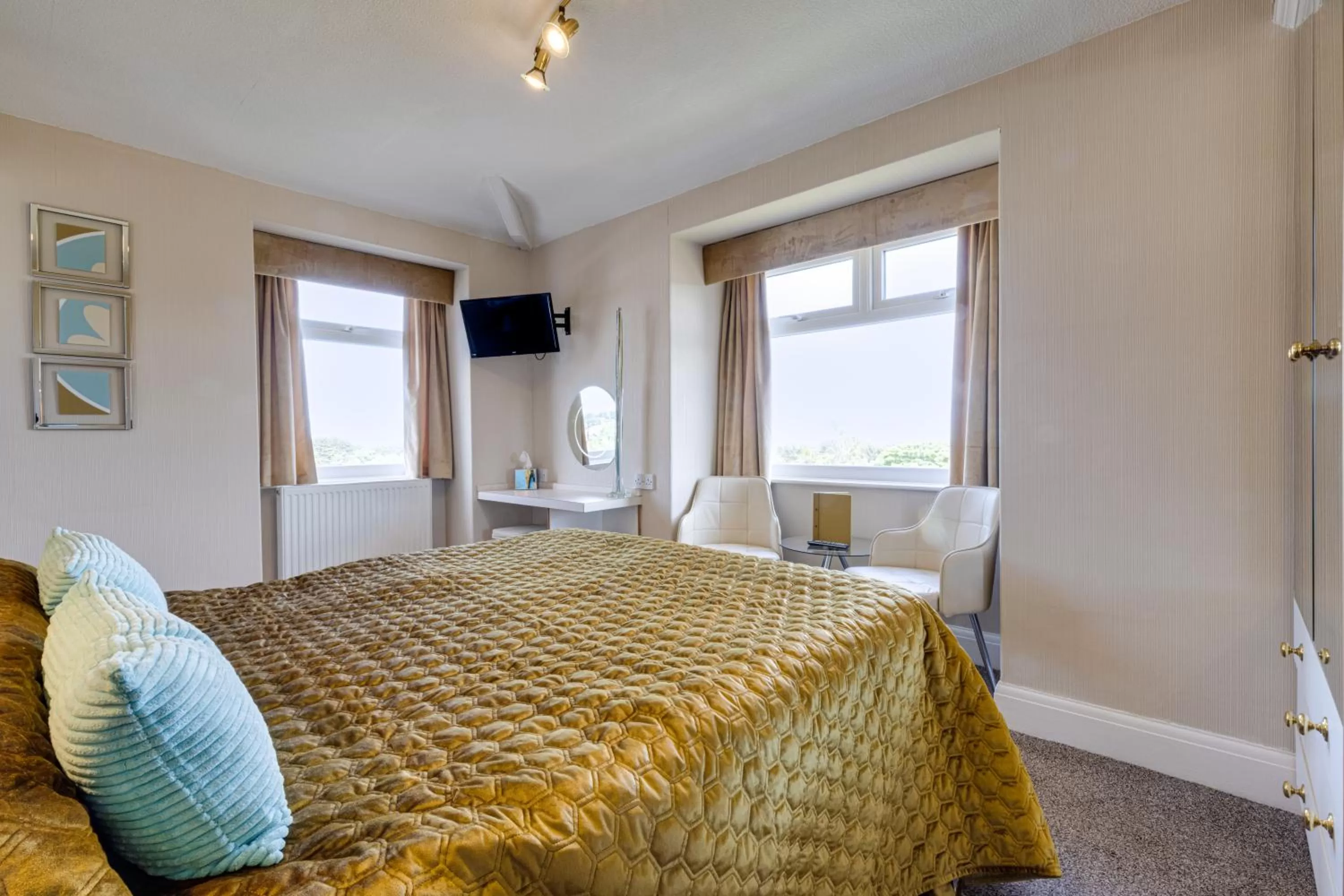 Bedroom, Bed in Park Manor Hotel