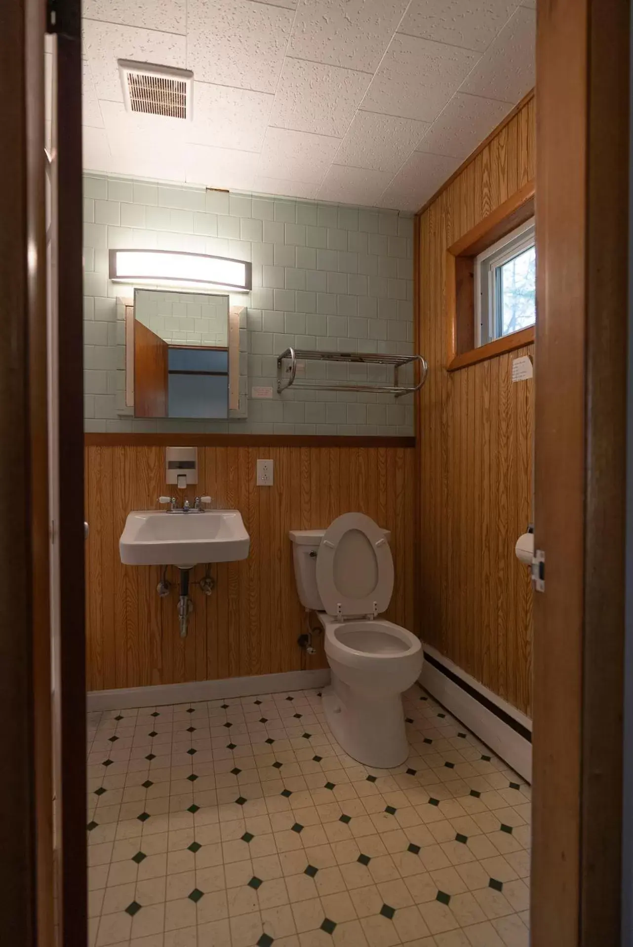 Bathroom in Bingham Motor Inn