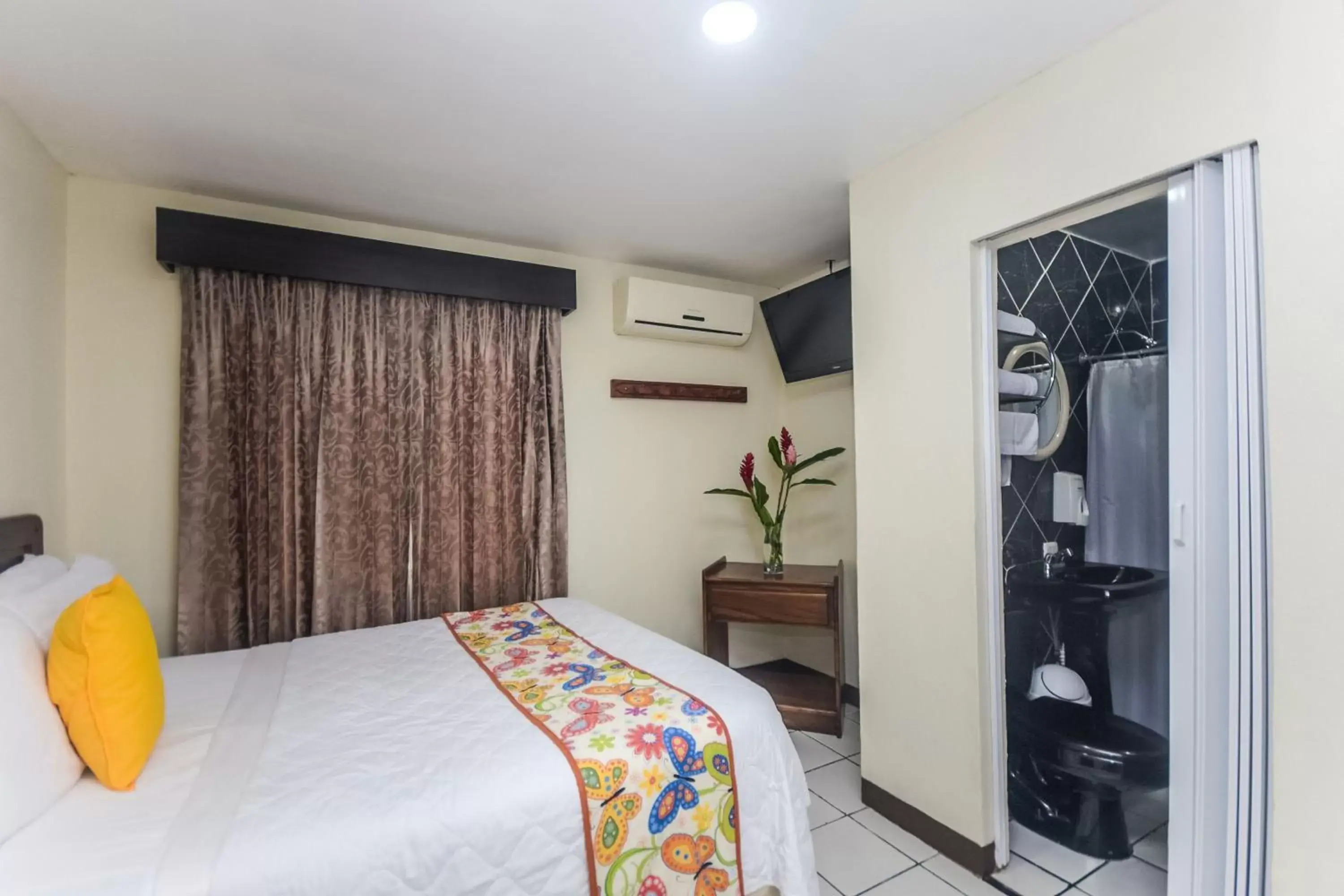 Bathroom, Bed in Berlor Airport Inn