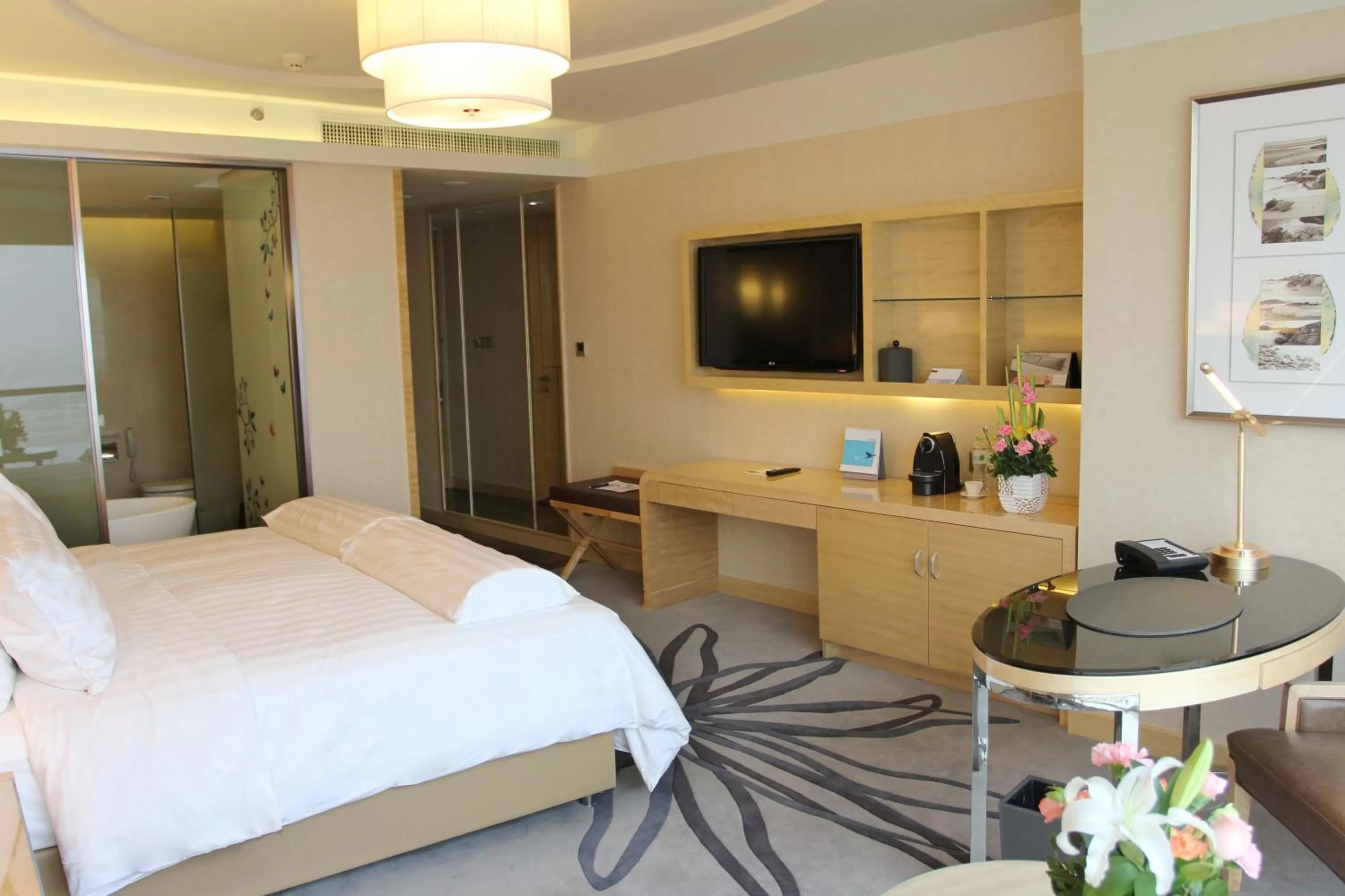Photo of the whole room, Bed in Pullman Linyi Lushang