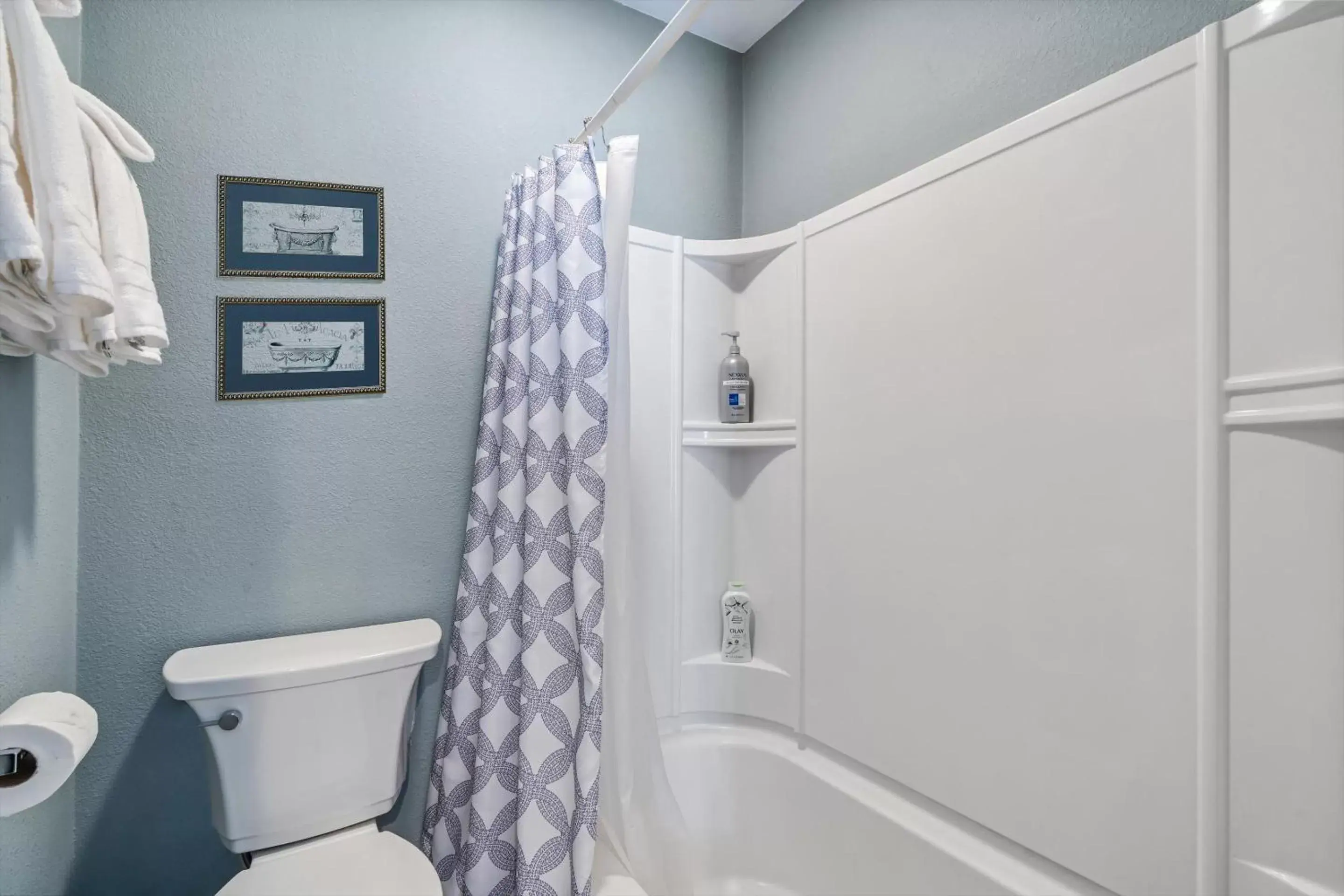 Bathroom in Cinnamon Bear Creekside Inn