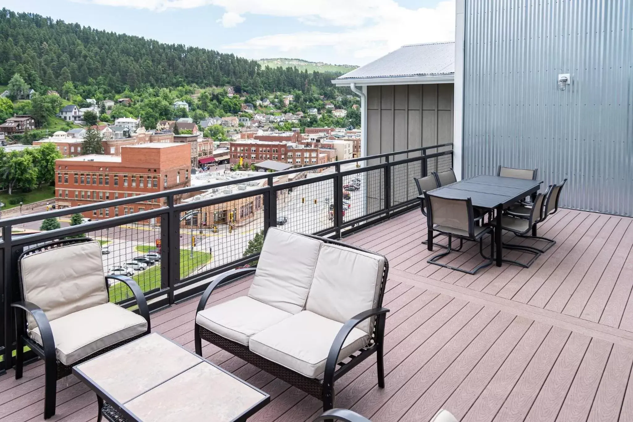 Photo of the whole room, Balcony/Terrace in Holiday Inn Resort Deadwood Mountain Grand, an IHG Hotel