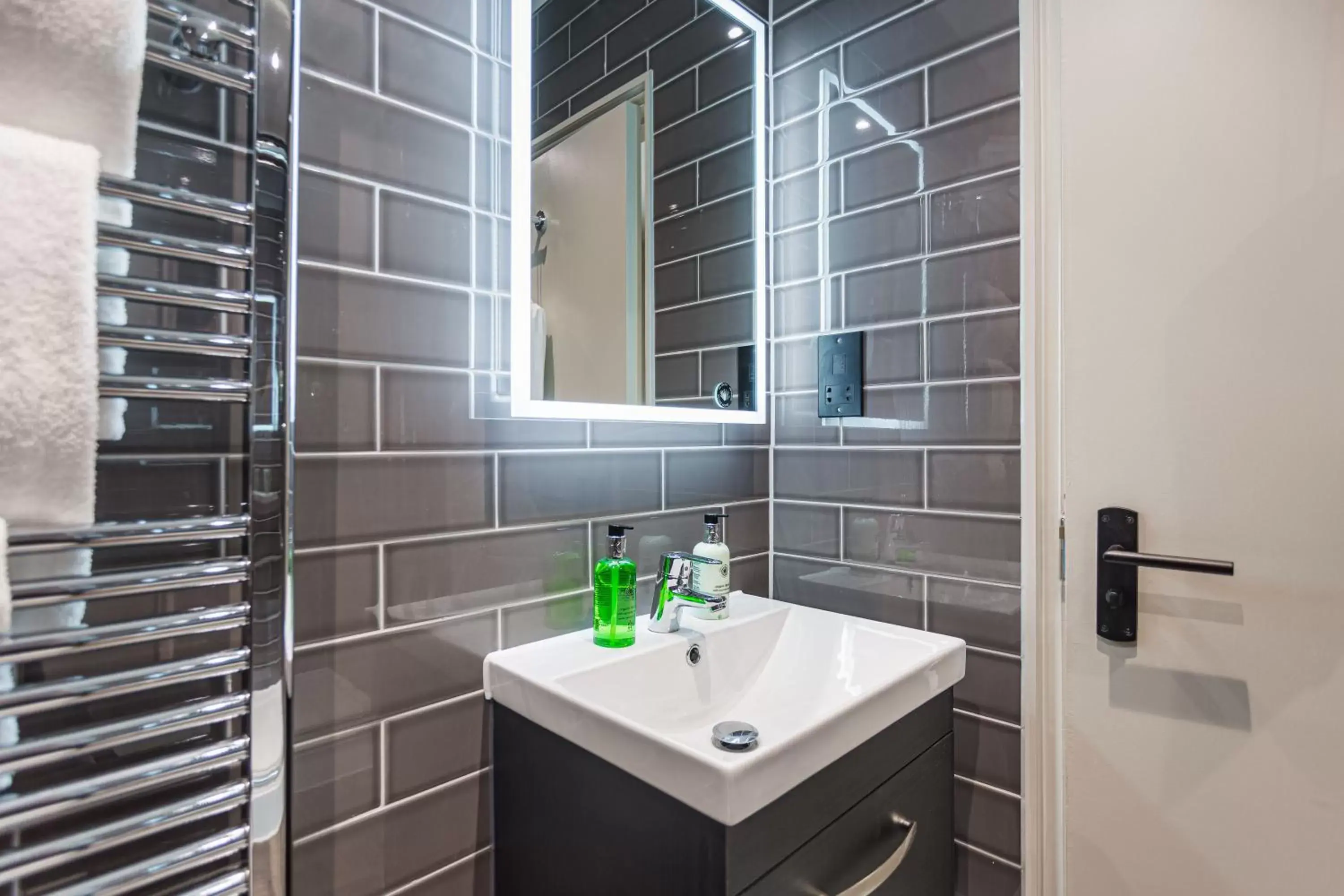 Bathroom in The George Hotel, Amesbury, Wiltshire