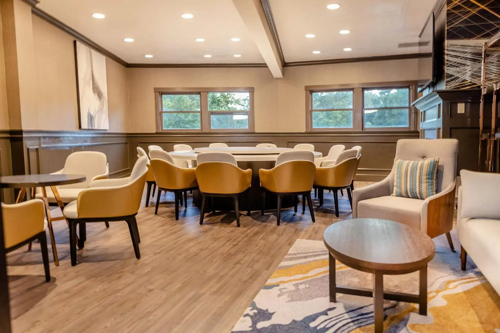 Seating area, Restaurant/Places to Eat in Chateau Merrimack Hotel & Spa