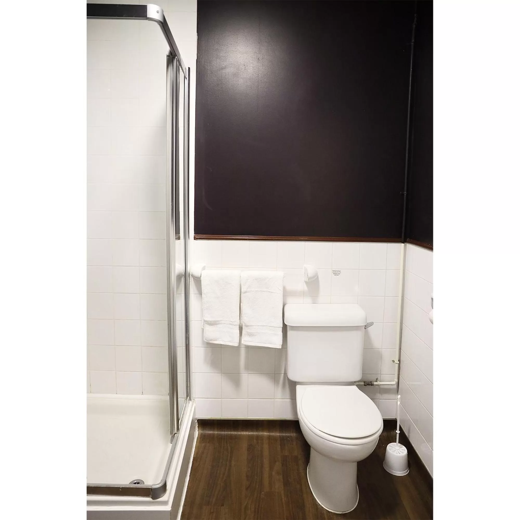 Bathroom in Queens Hotel