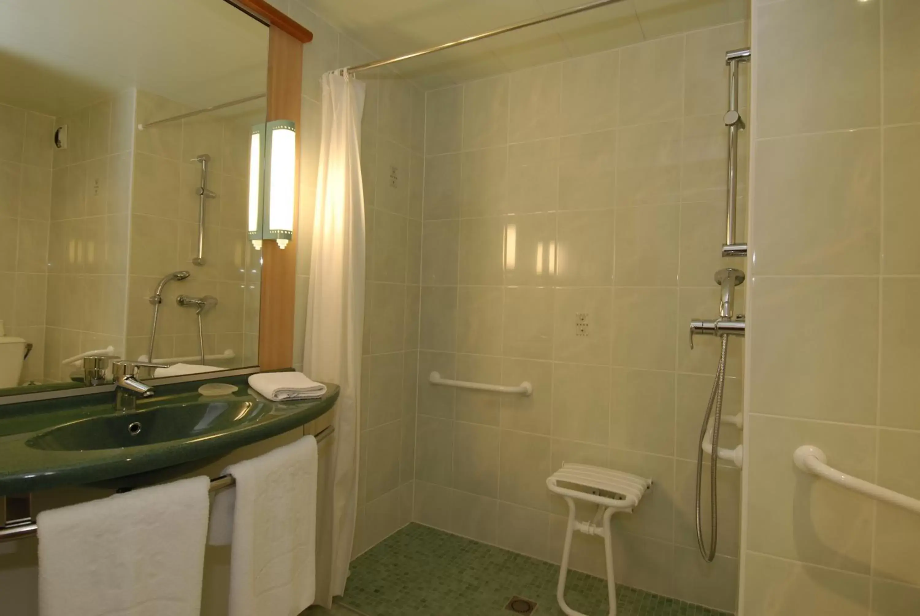 Bathroom in ibis Belfort Danjoutin