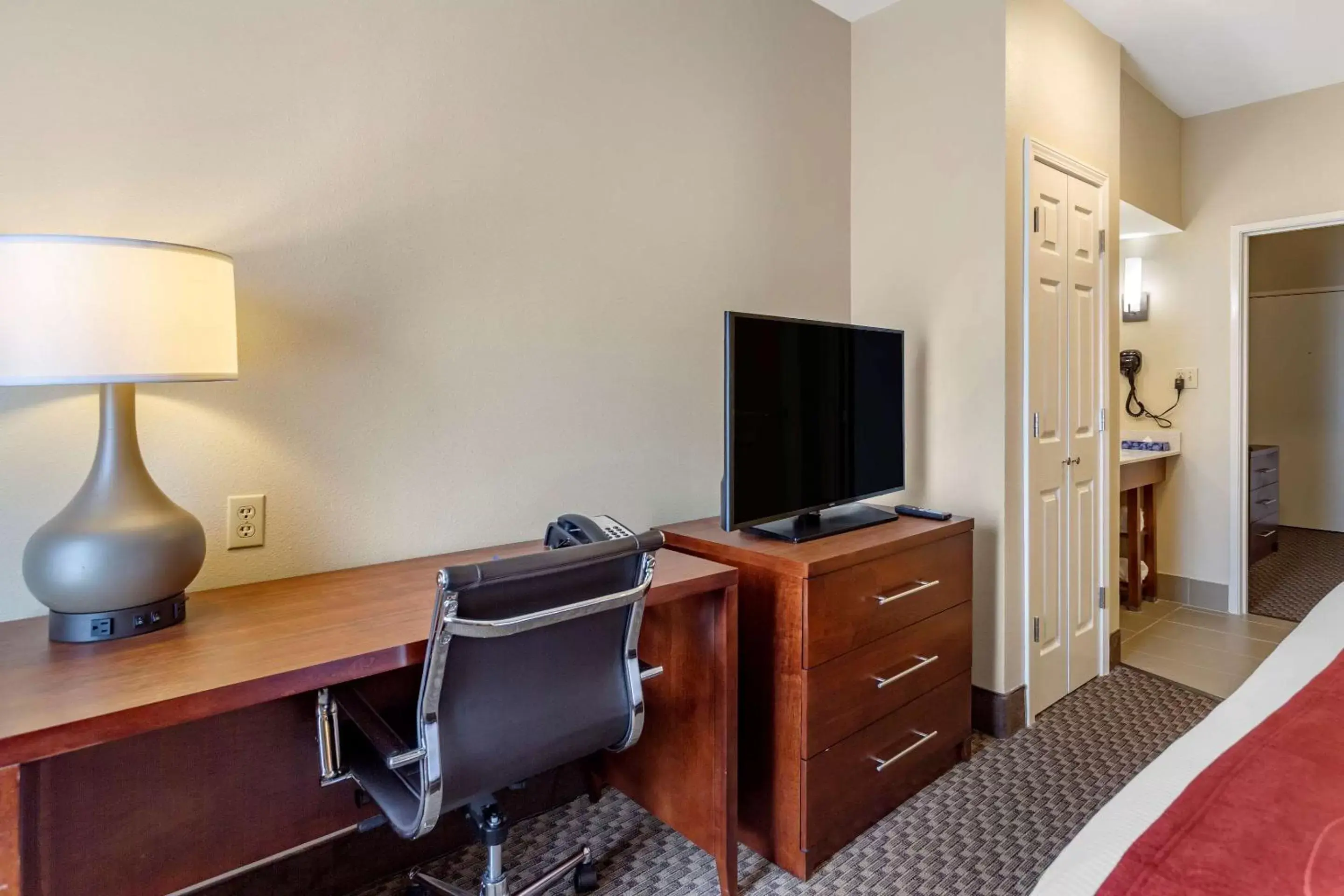 Photo of the whole room, TV/Entertainment Center in Comfort Suites Cordova