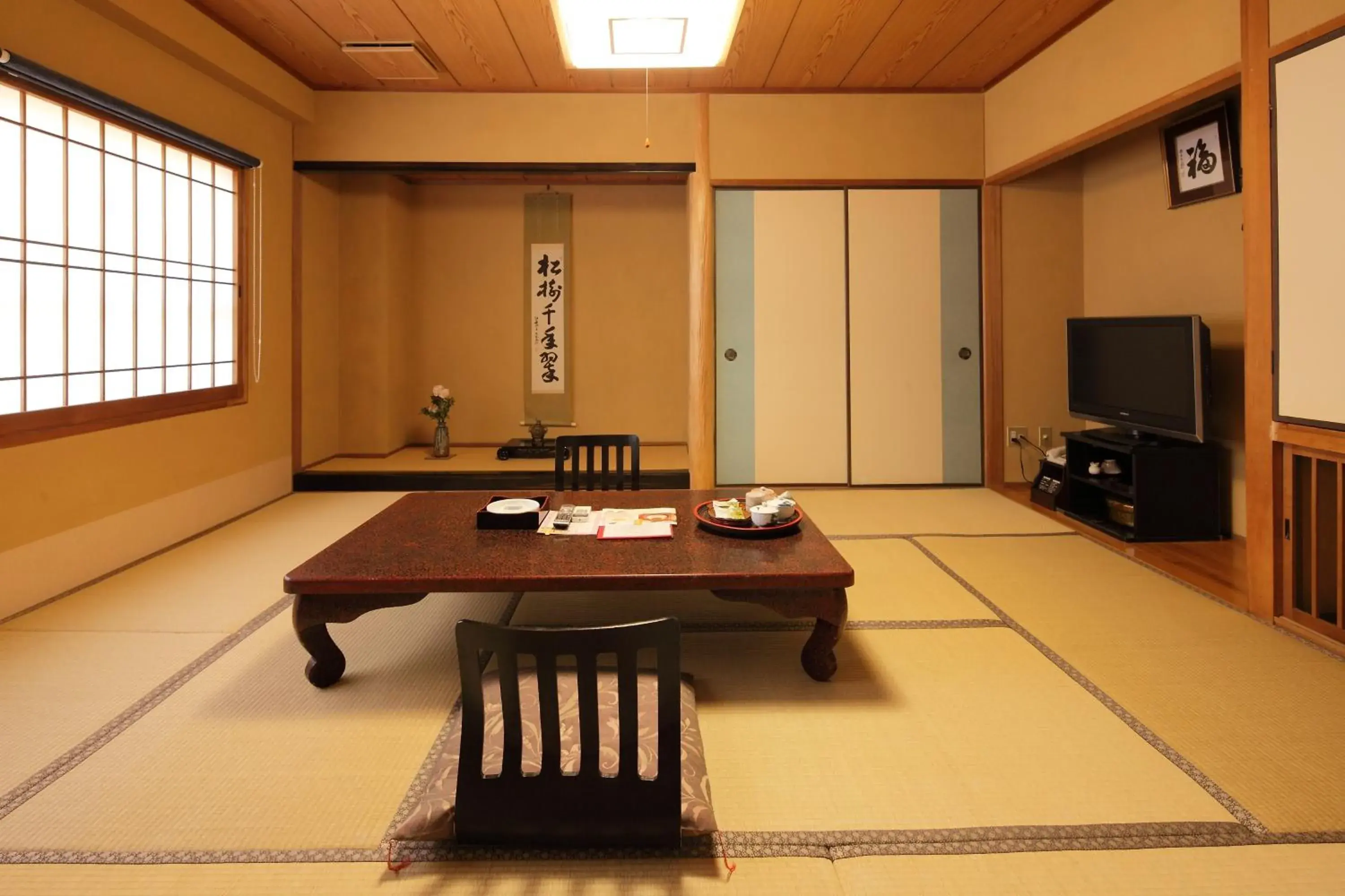 Photo of the whole room in Ryokan Oomuraya