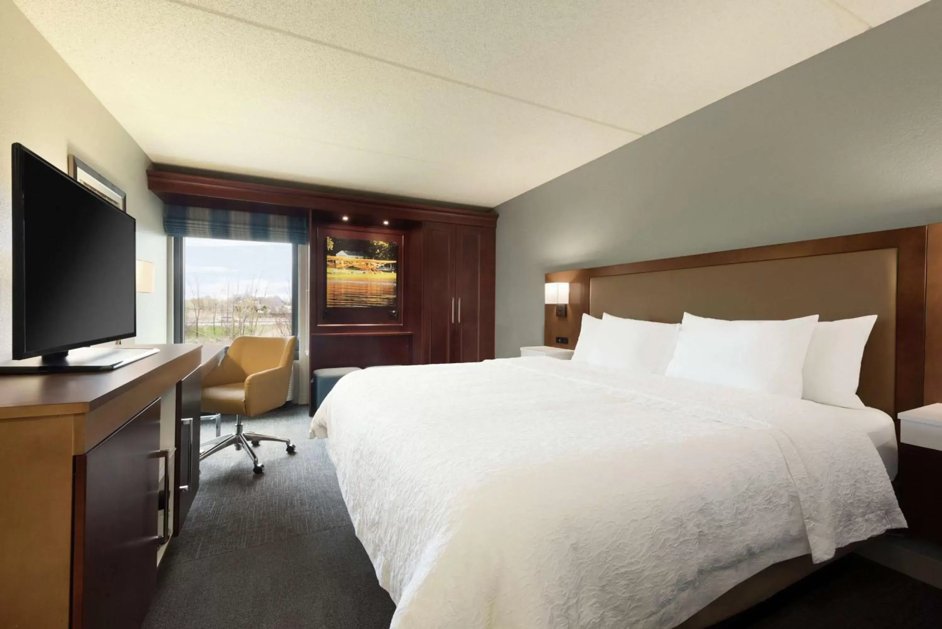 Bedroom, Bed in Hampton Inn Appleton-Fox River Mall Area