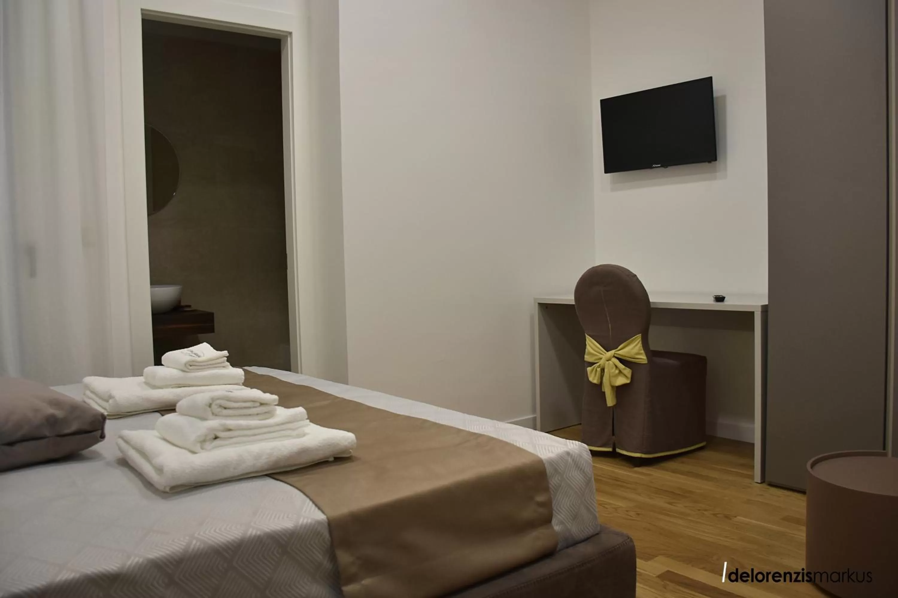 Communal lounge/ TV room, Bed in Les 3 Chambres