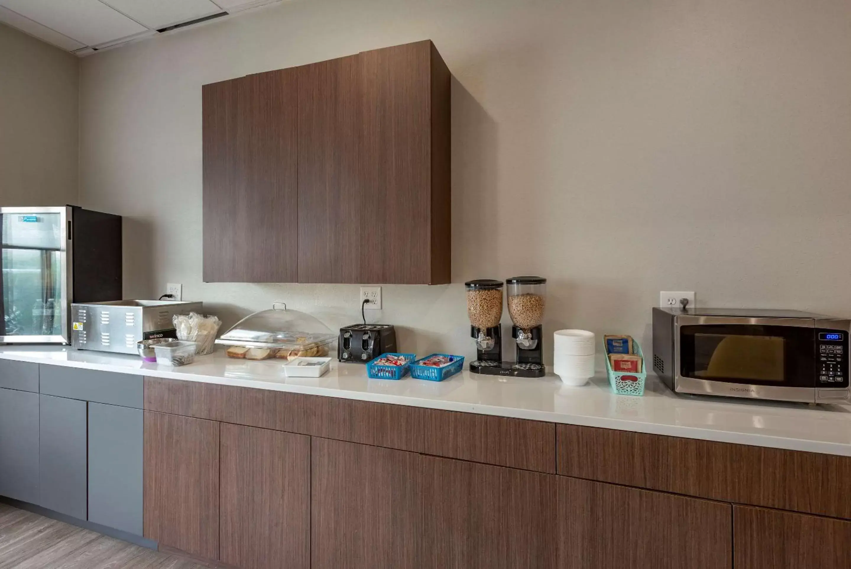 Breakfast, Kitchen/Kitchenette in Comfort Inn Philadelphia International Airport West