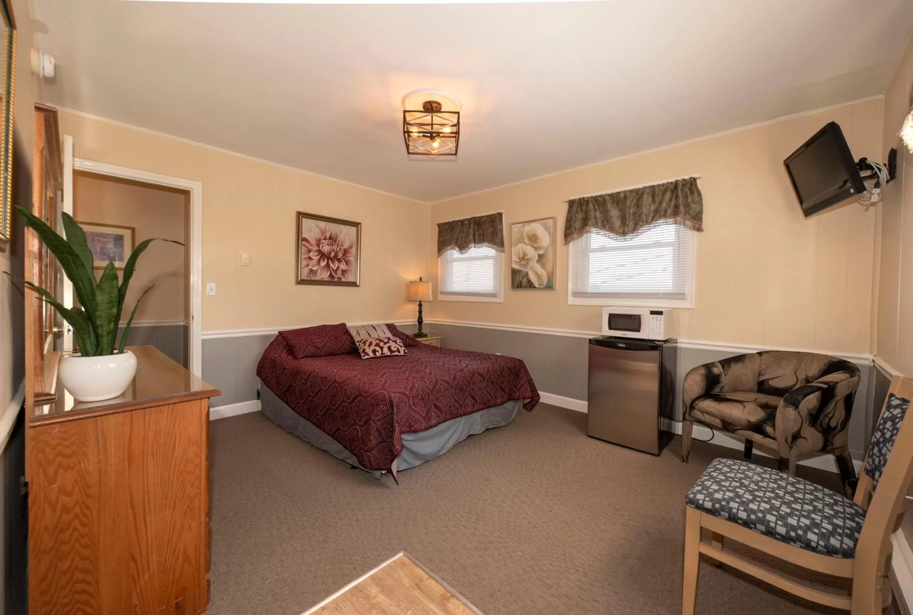 Bed in Simmons Motel and Suites