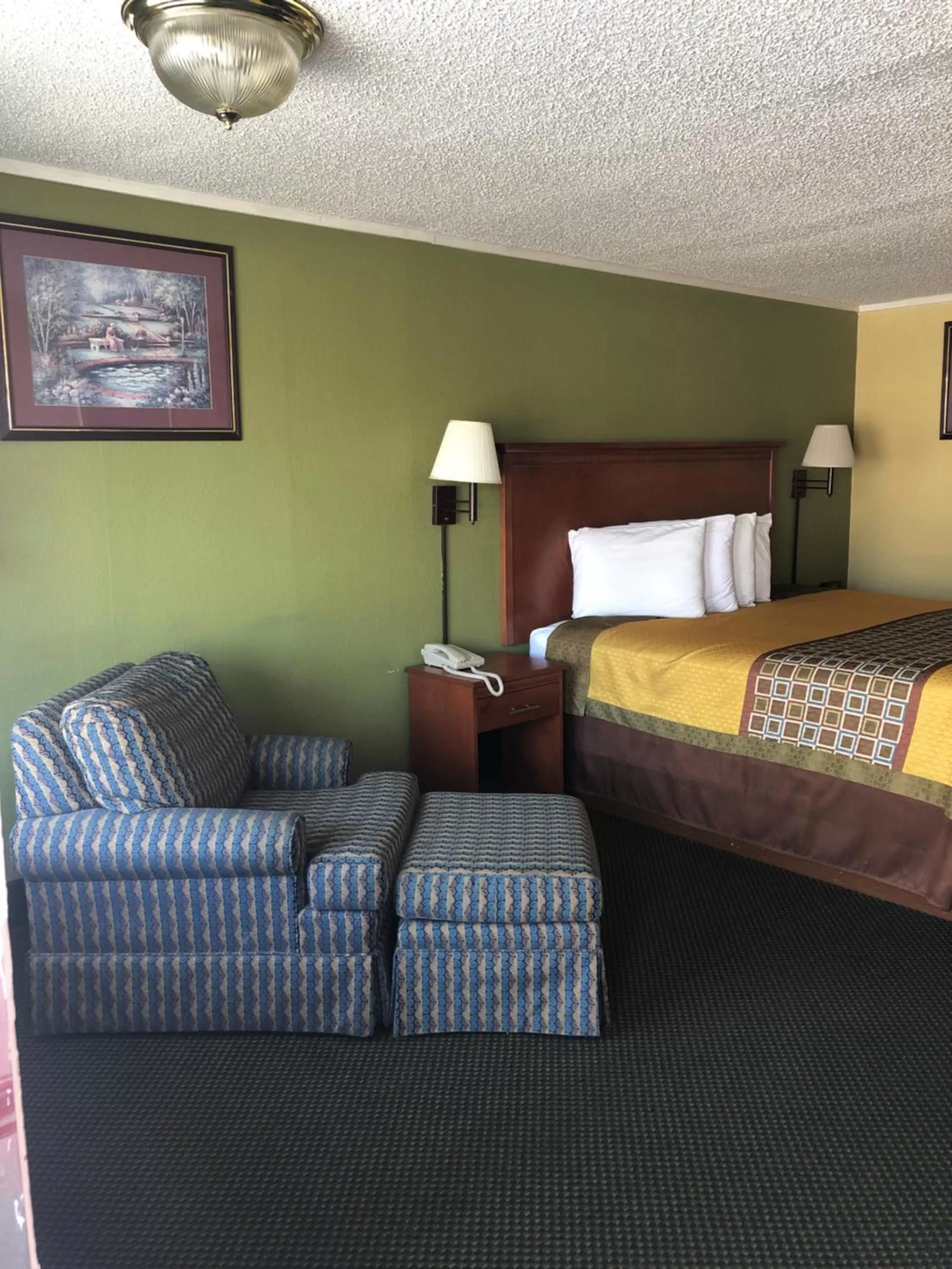 Living room, Bed in America's Best Value Inn Conyers