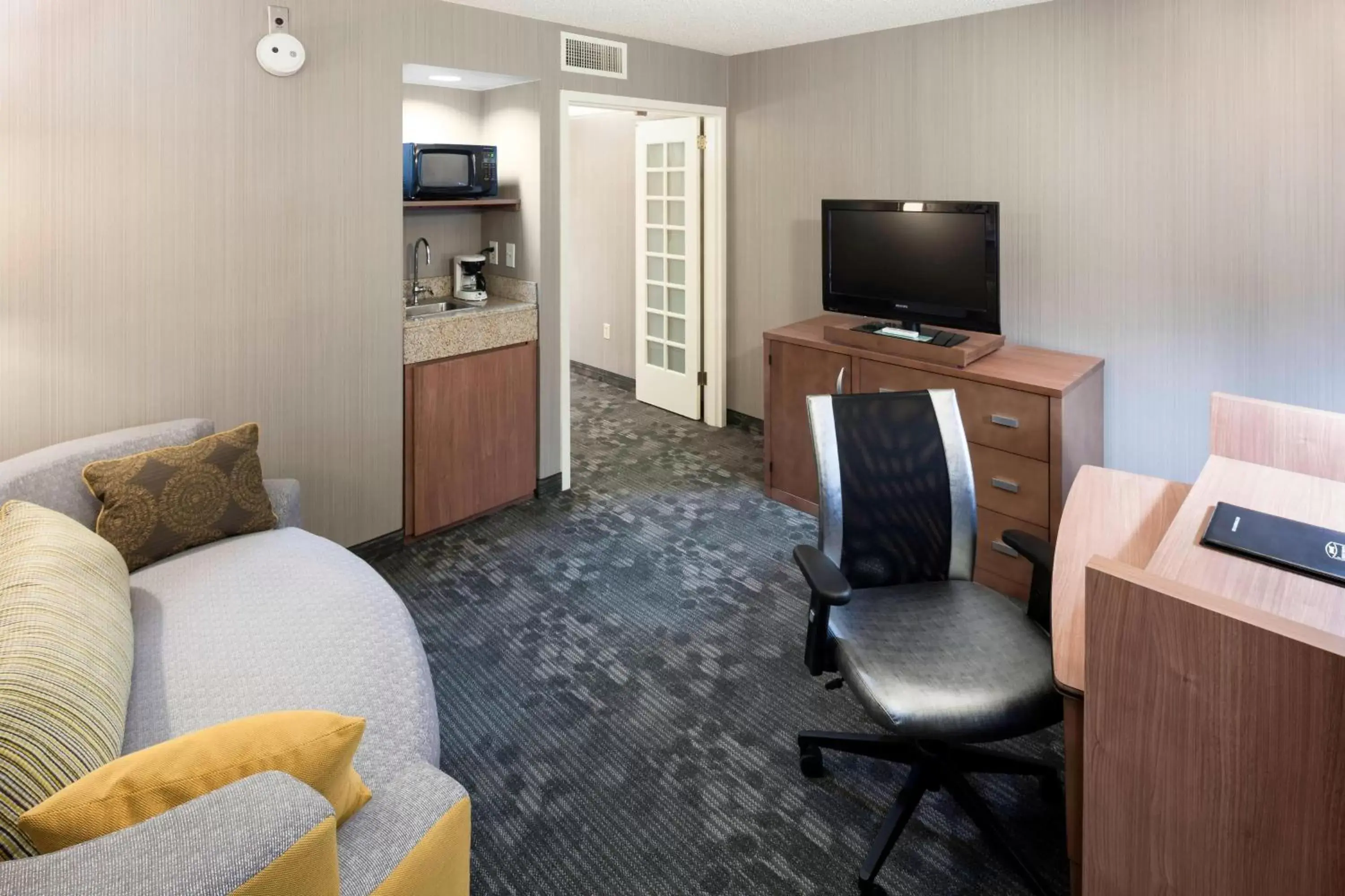 Living room, TV/Entertainment Center in Courtyard by Marriott Cypress Anaheim / Orange County