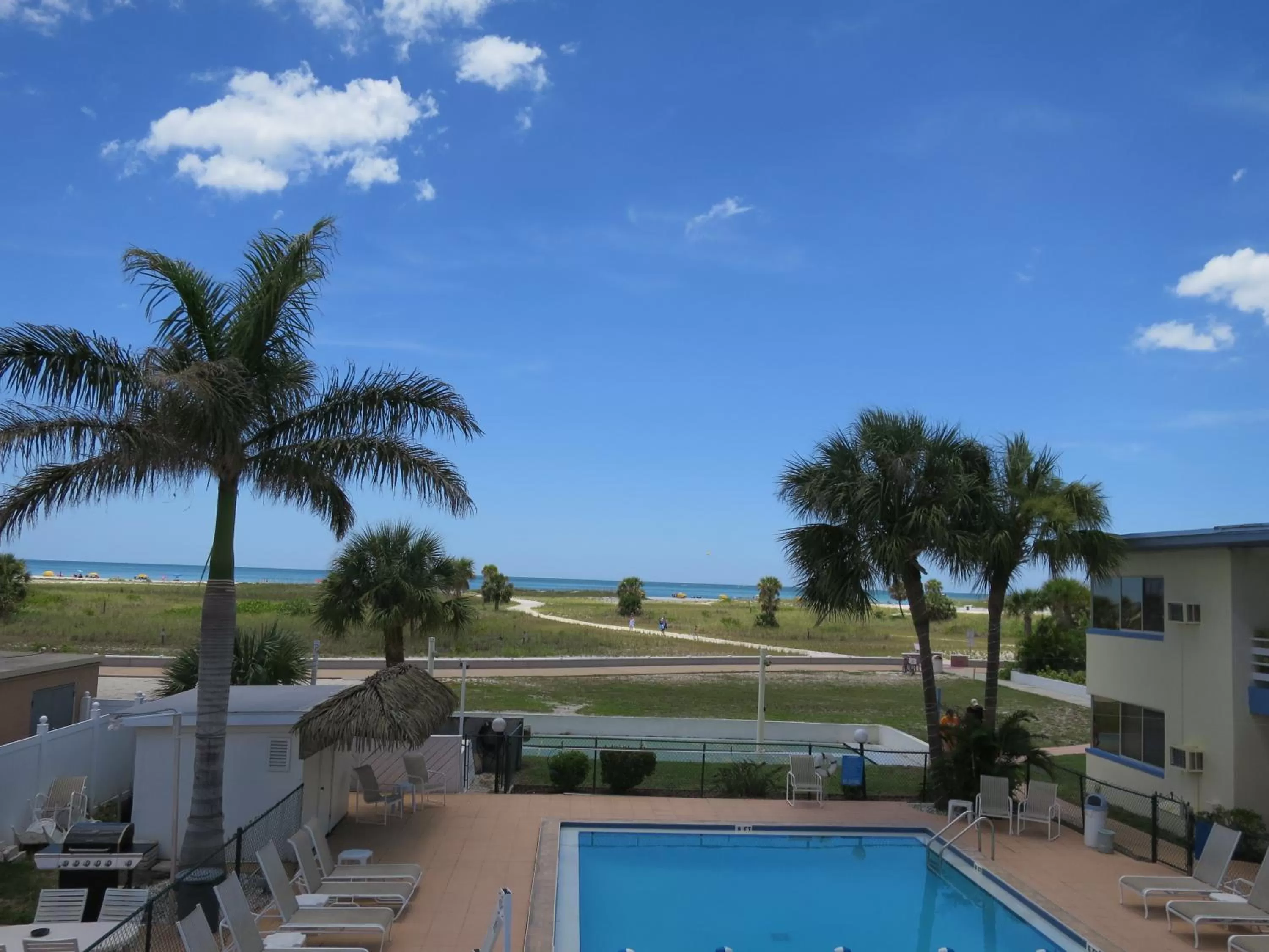 Beach, Pool View in Arvilla Motel