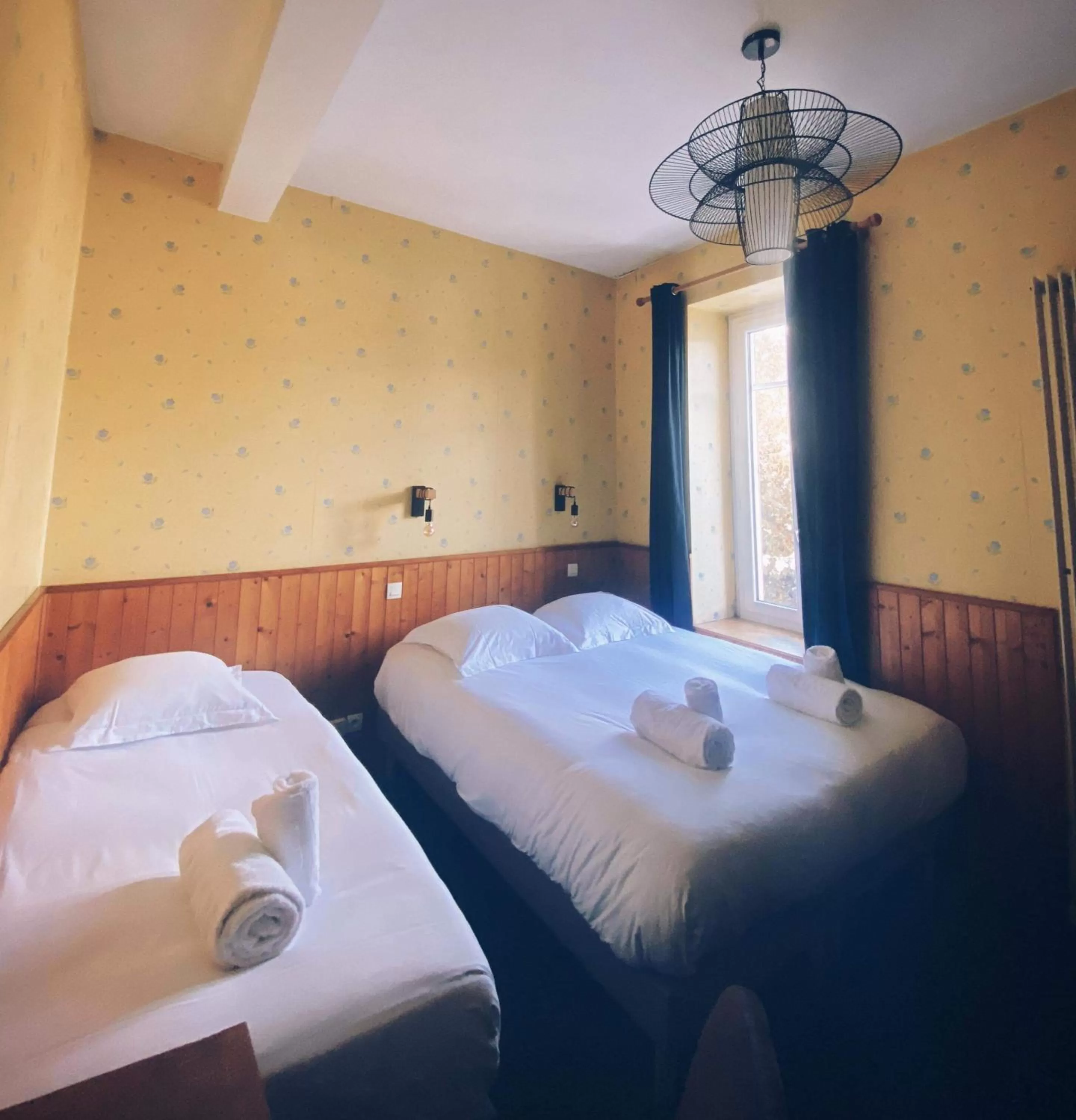 Photo of the whole room, Bed in Hôtel Restaurant "La Petite Auberge"