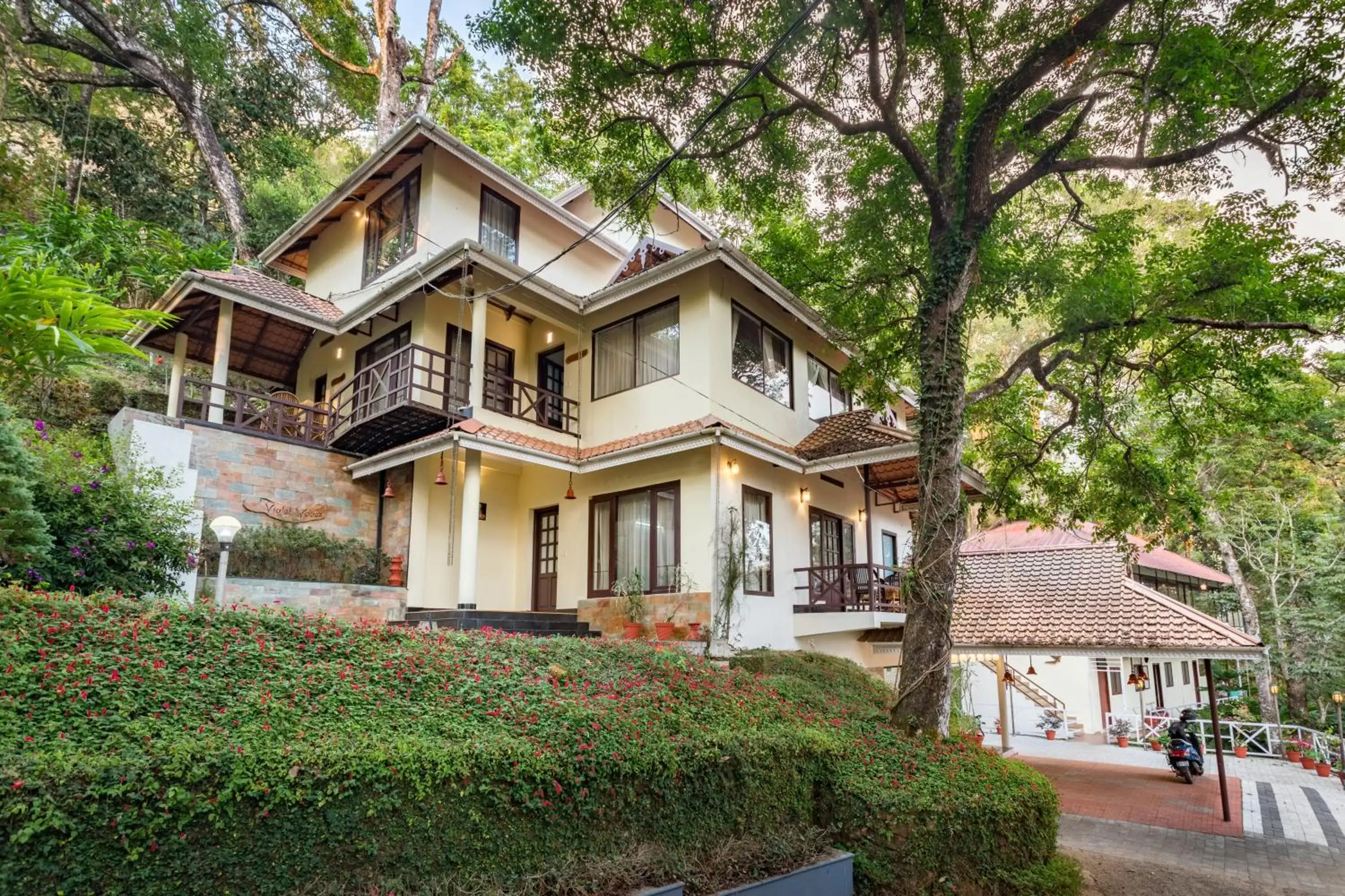 Property building in Violet Woods Property building in Violet Woods