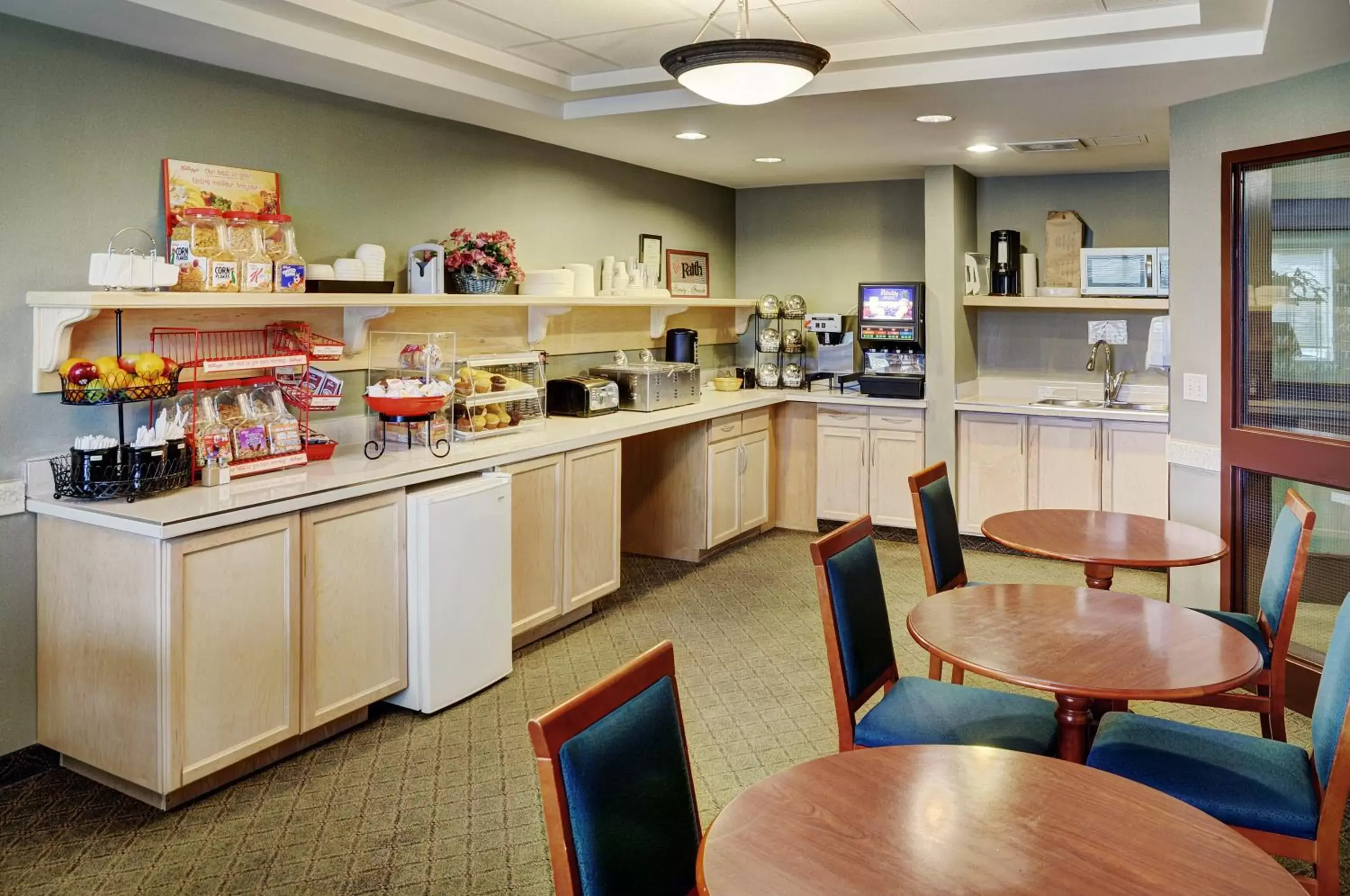 Lobby or reception, Restaurant/Places to Eat in Lakeview Inns & Suites - Whitecourt