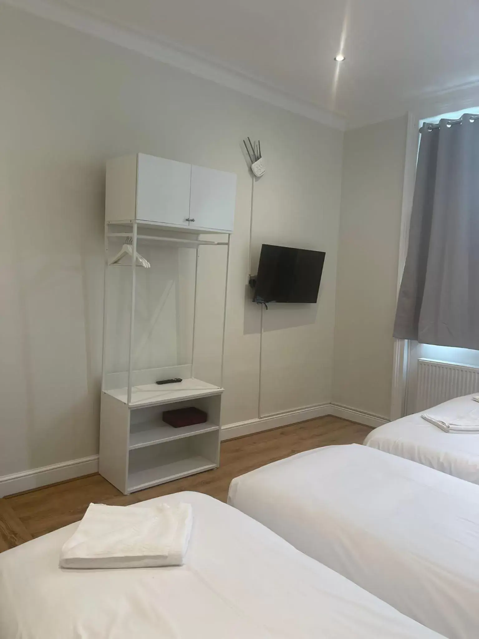 Bedroom, TV/Entertainment Center in The Chapter Hotels - Hyde Park