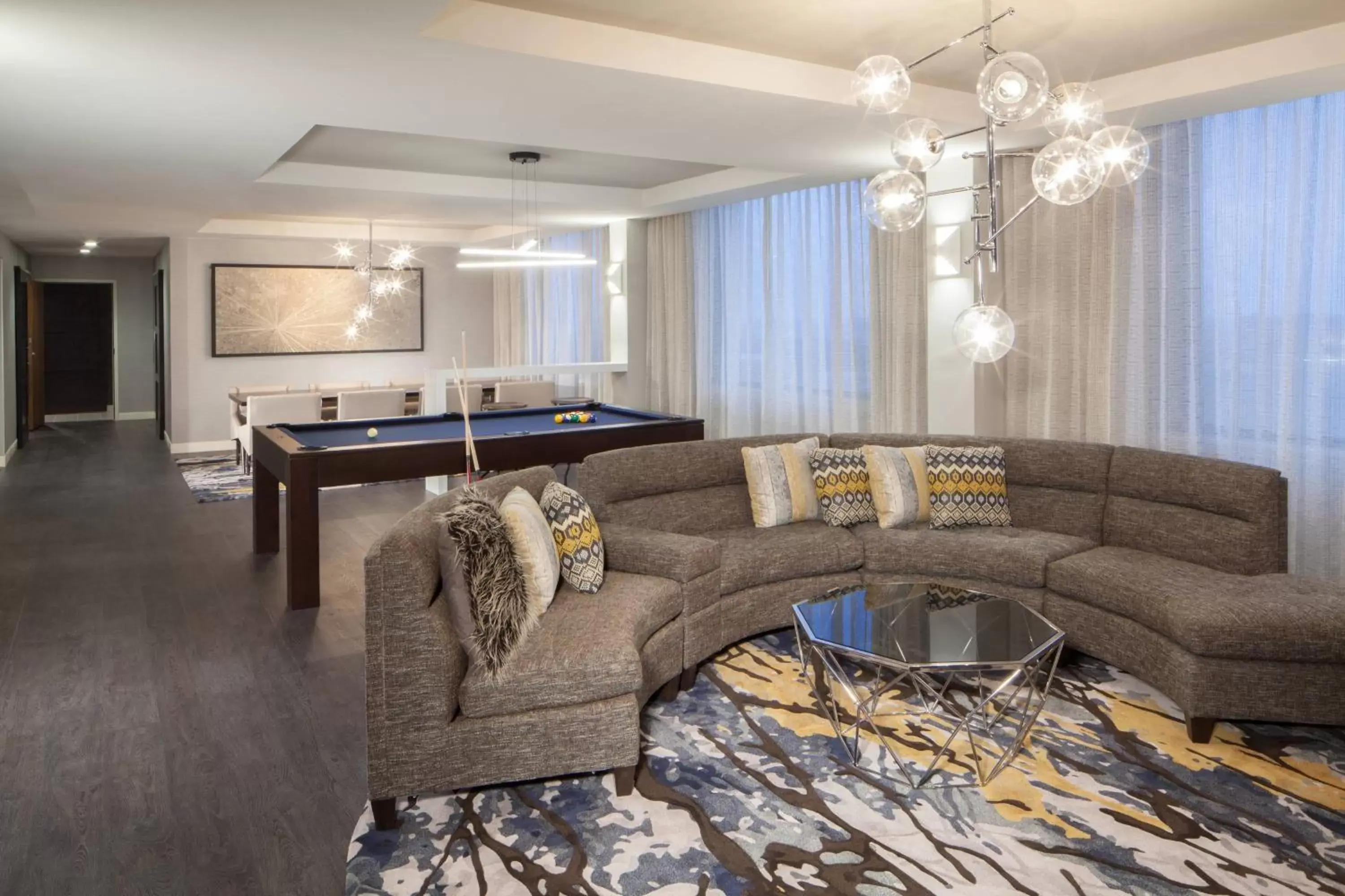 Photo of the whole room, Seating Area in Dallas/Fort Worth Airport Marriott