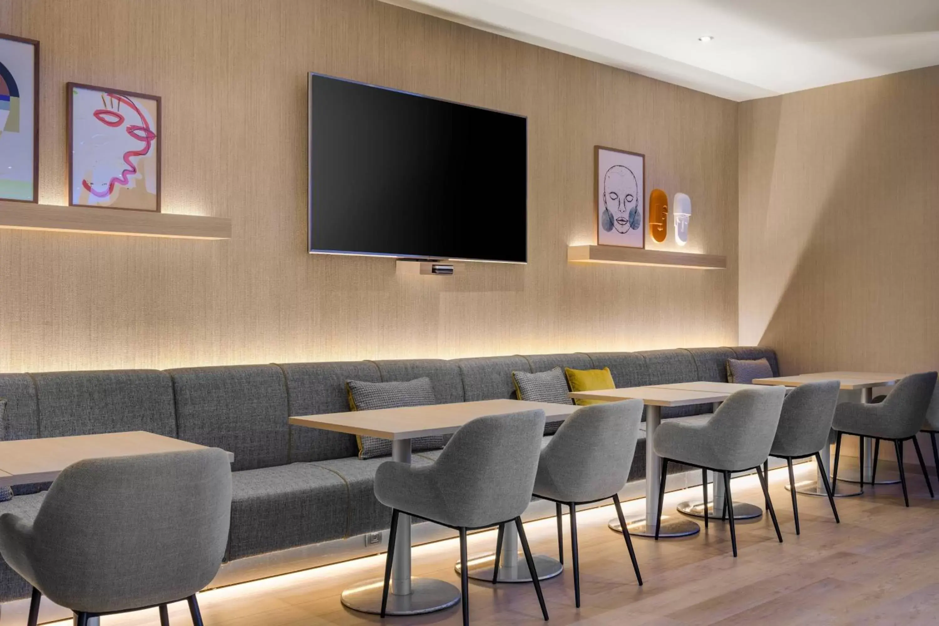 Lounge or bar, TV/Entertainment Center in AC Hotel Tarragona by Marriott