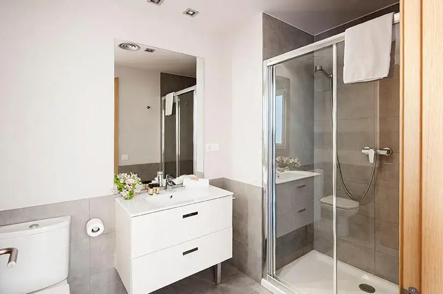 Bathroom in Arago312 Apartments