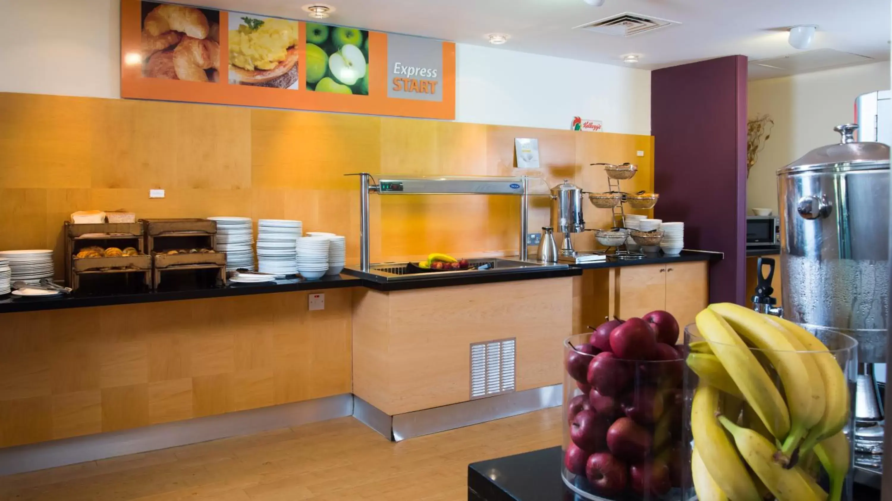 Buffet breakfast, Kitchen/Kitchenette in Holiday Inn Express Hemel Hempstead, an IHG Hotel