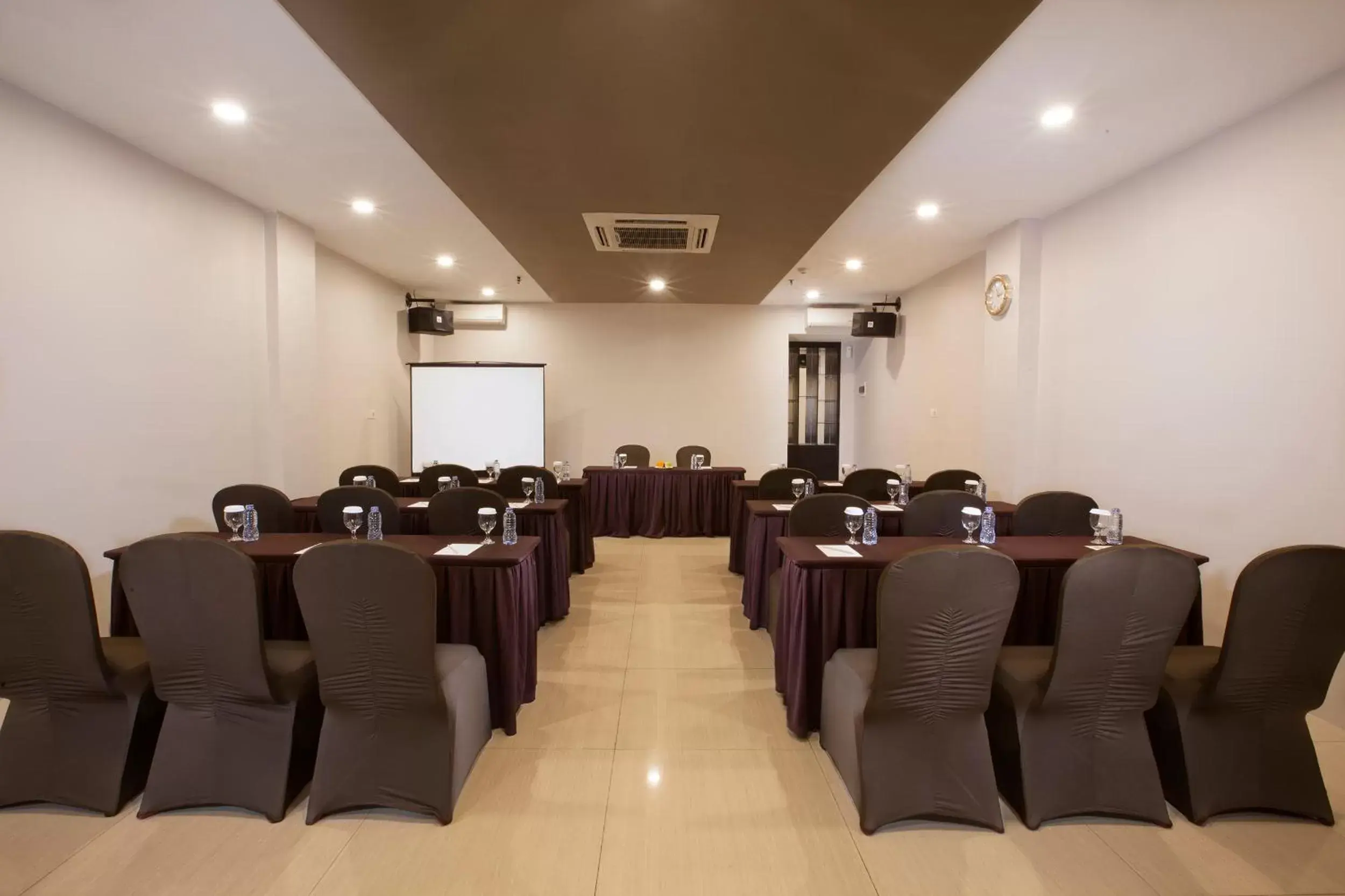 Meeting/conference room in Oak Tree Urban