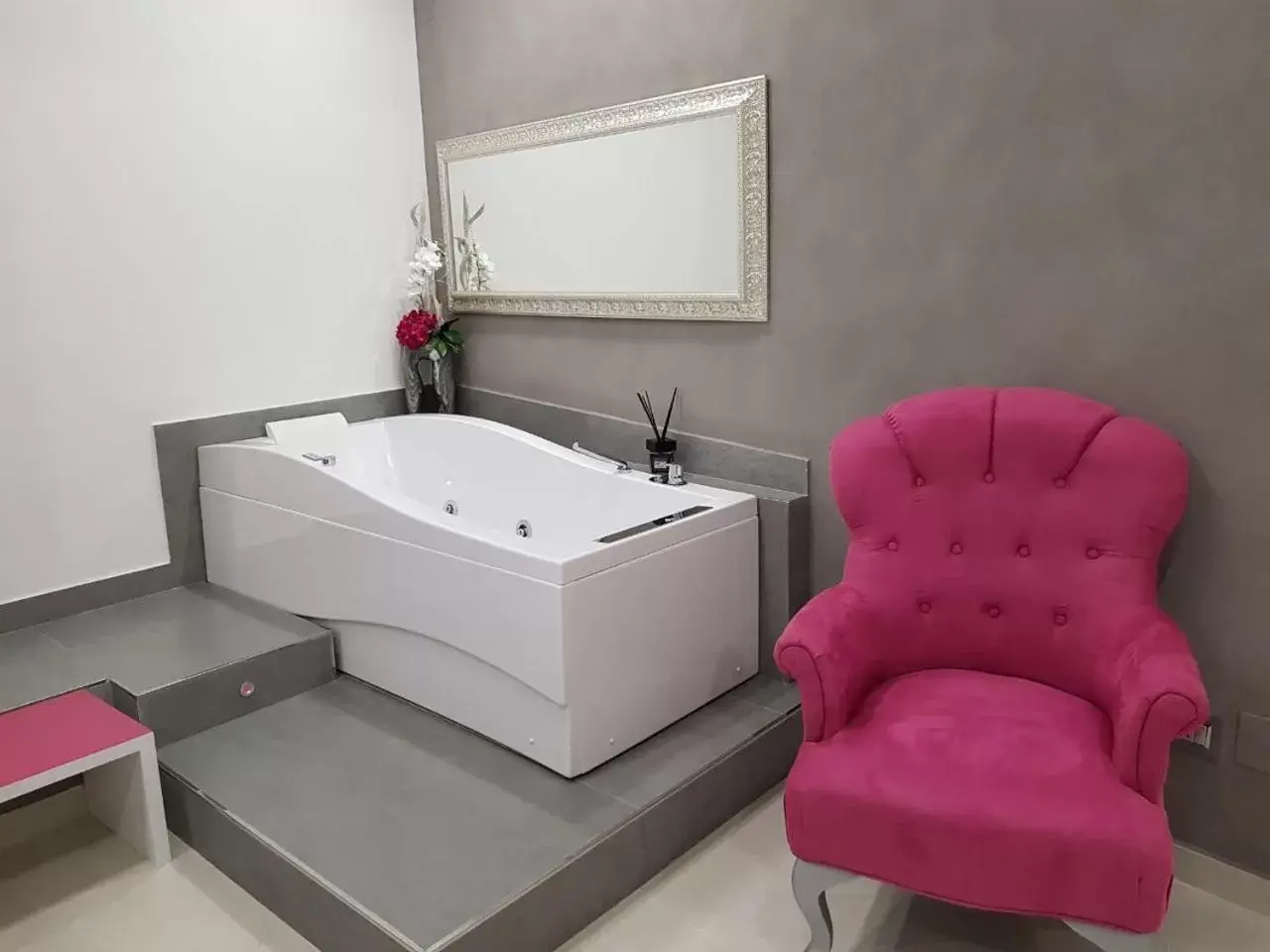 Hot Tub, Bathroom in Hotel Nunù