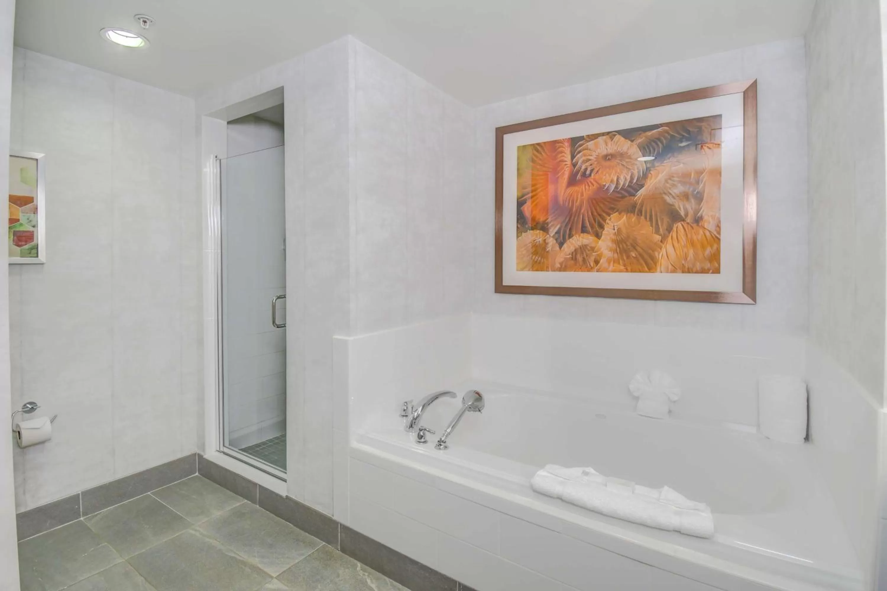 Bathroom in Hilton Garden Inn Palm Beach Gardens