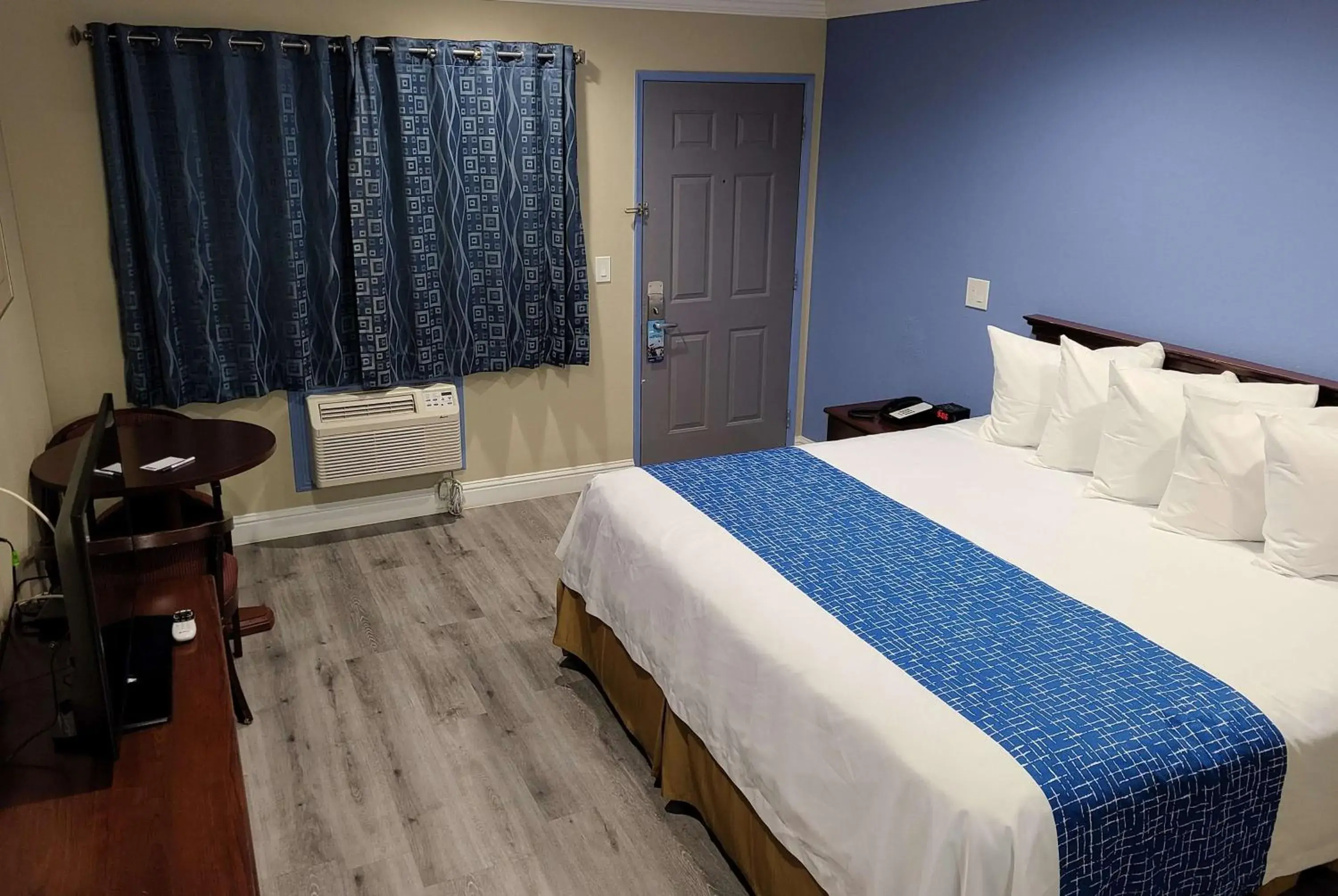 Photo of the whole room, Bed in Travelodge by Wyndham Clearlake