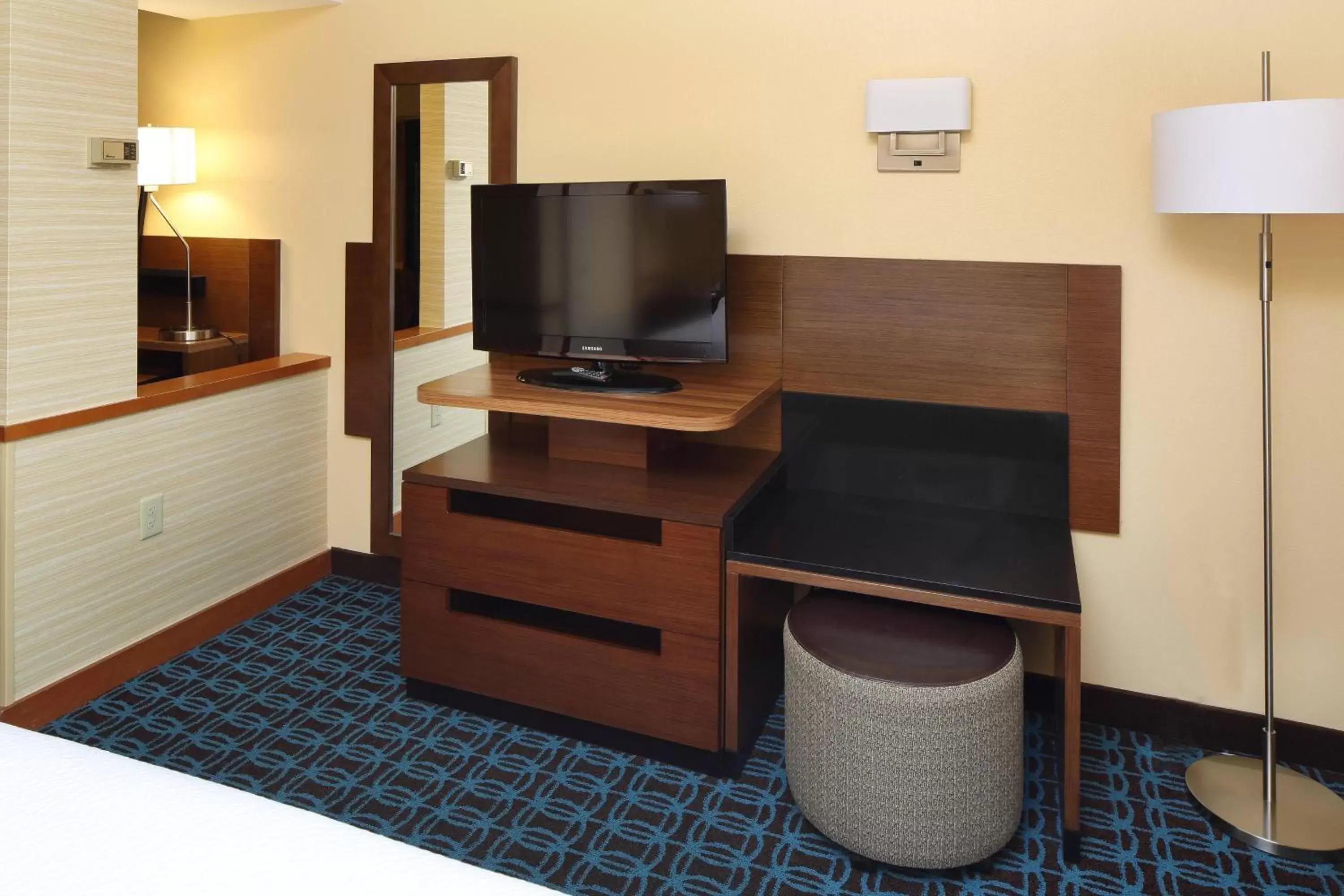 Photo of the whole room, TV/Entertainment Center in Fairfield Inn & Suites by Marriott Newark Liberty International Airport