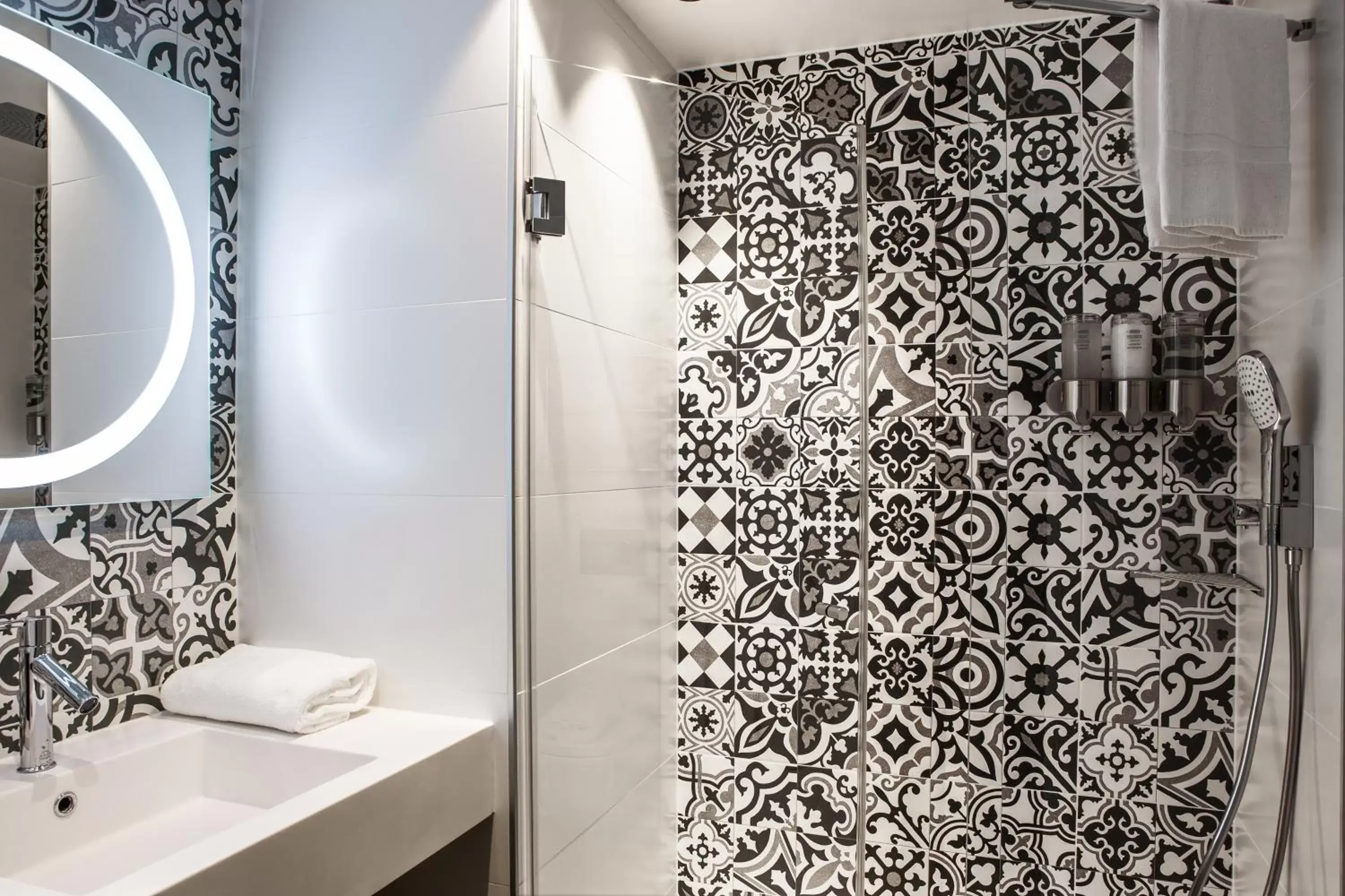 Shower, Bathroom in L'Imprimerie Hôtel