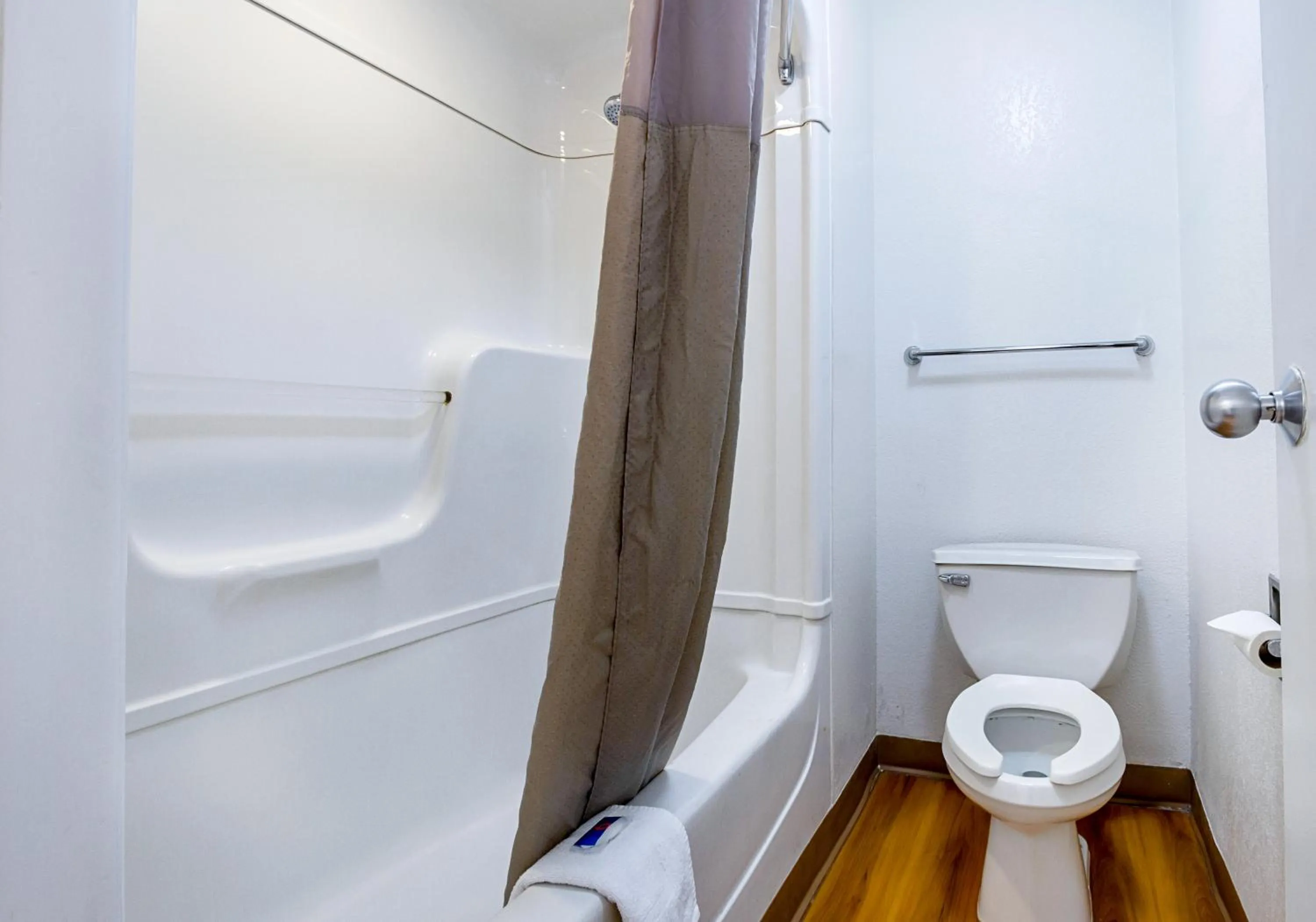 Bathroom in Motel 6 Mesa North