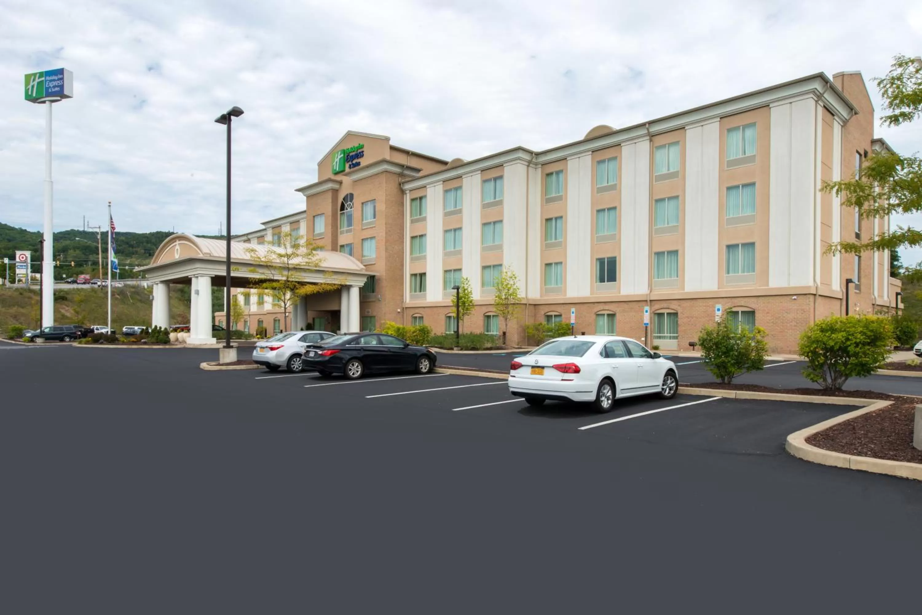 Property building in Holiday Inn Express and Suites Dickson City by IHG