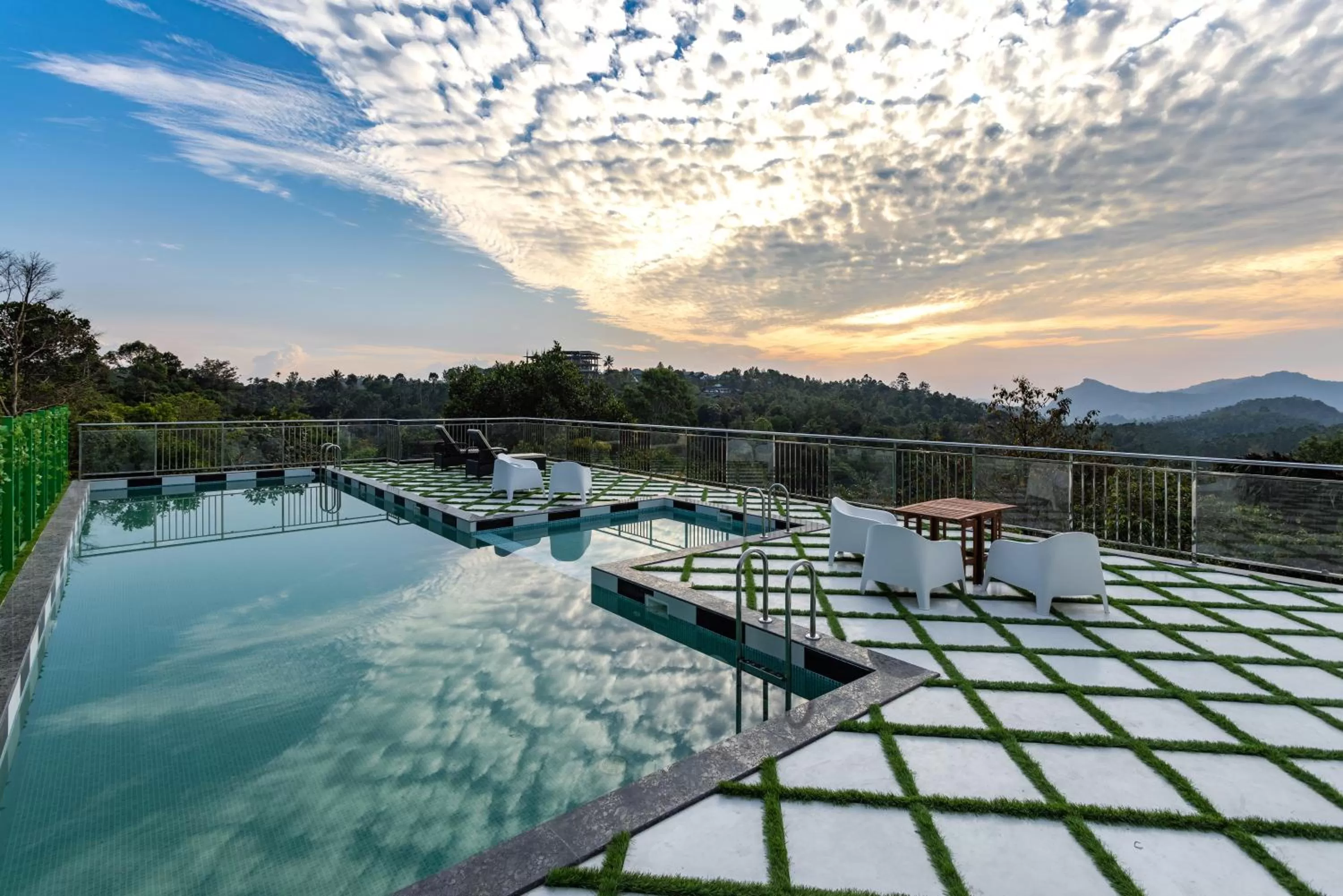 Swimming pool in HOTEL WHITE HOUSE, Munnar