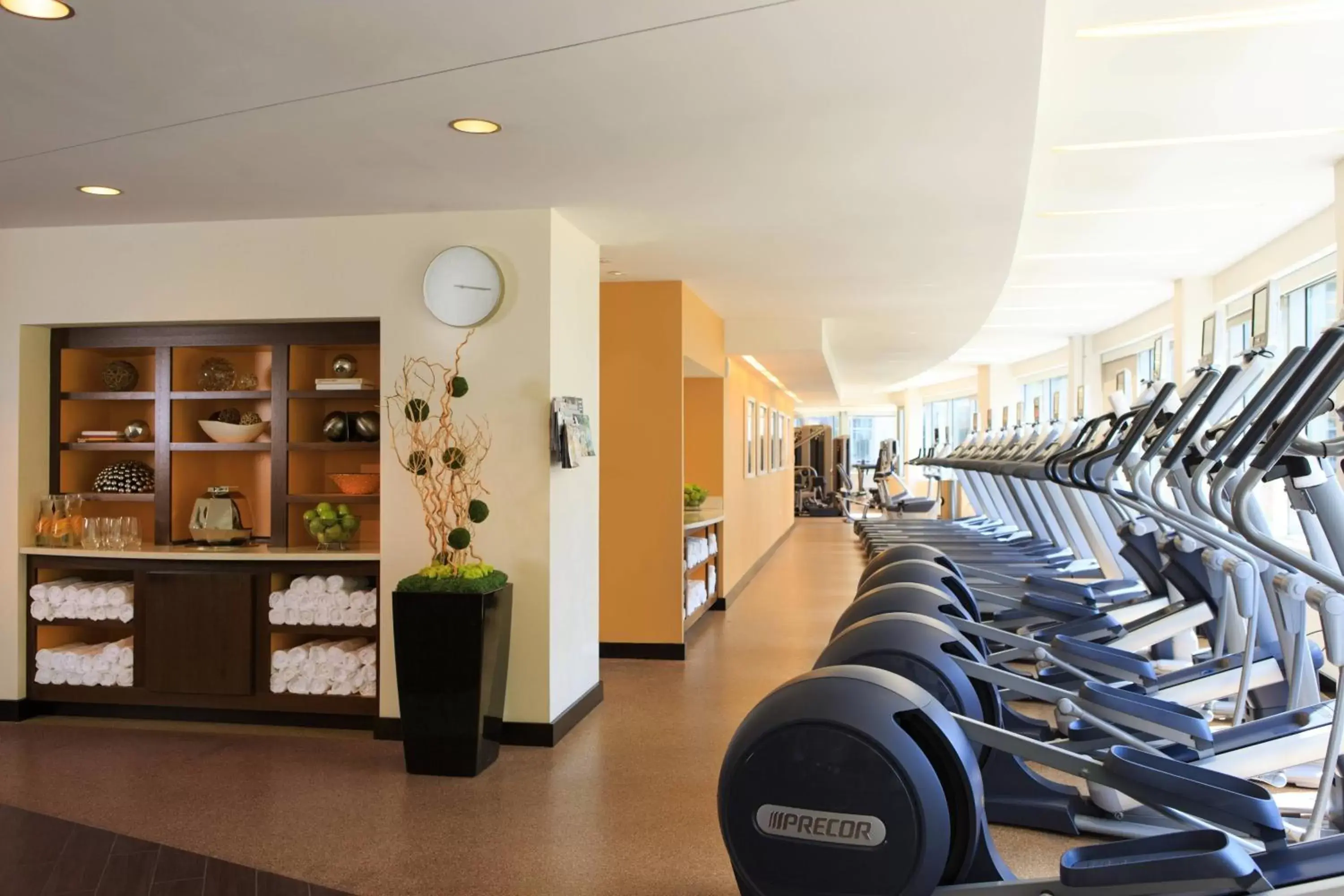 Fitness centre/facilities in Renaissance Arlington Capital View Hotel