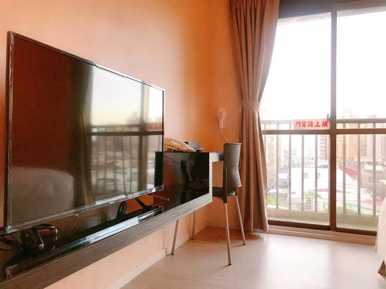 Communal lounge/ TV room in Walker Hotel - Chenggong