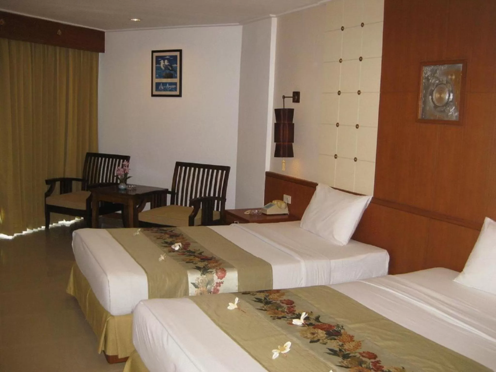 Bed in Royal Twins Palace Hotel