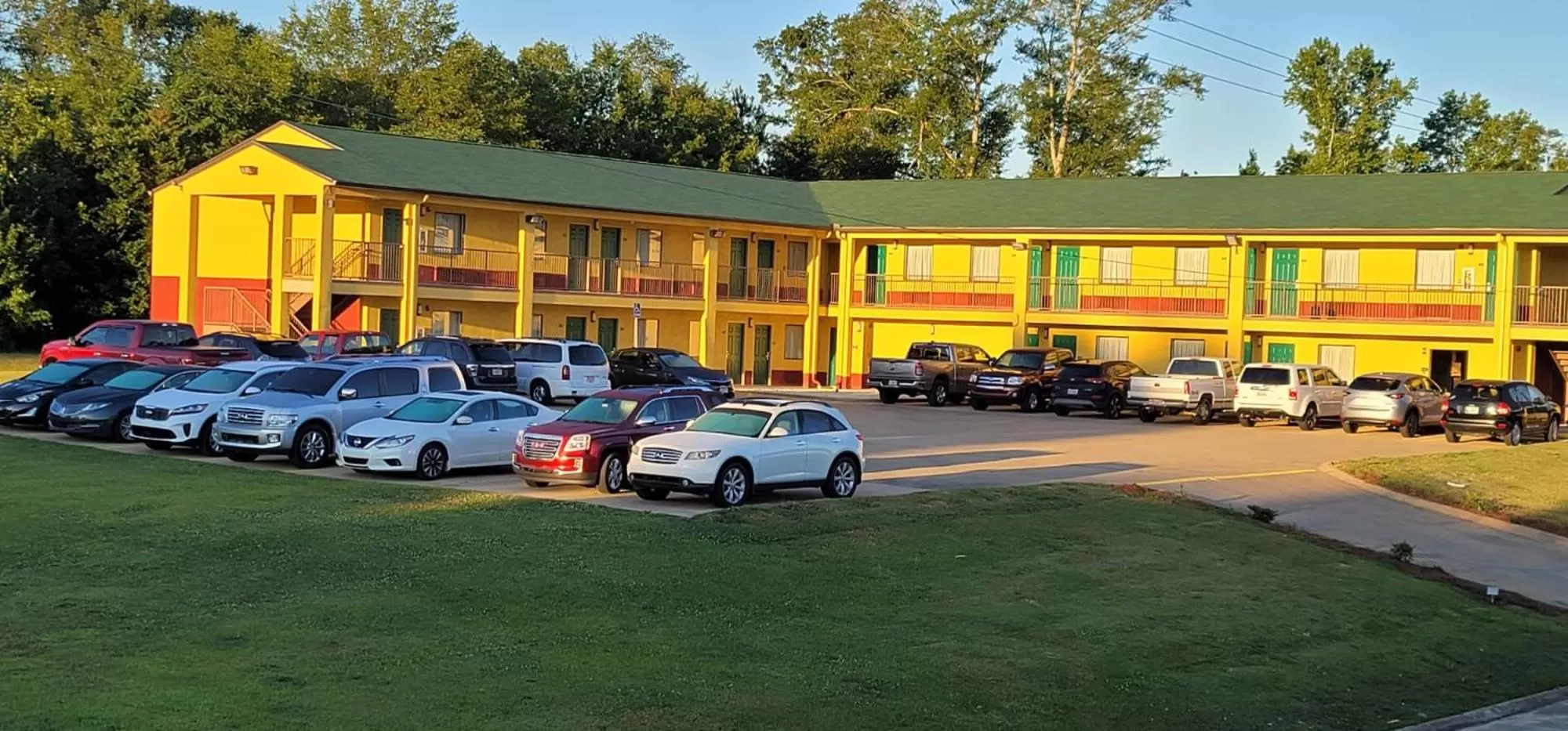 Property building in Garden Inn and Suites near Callaway Gardens Pine Mountain