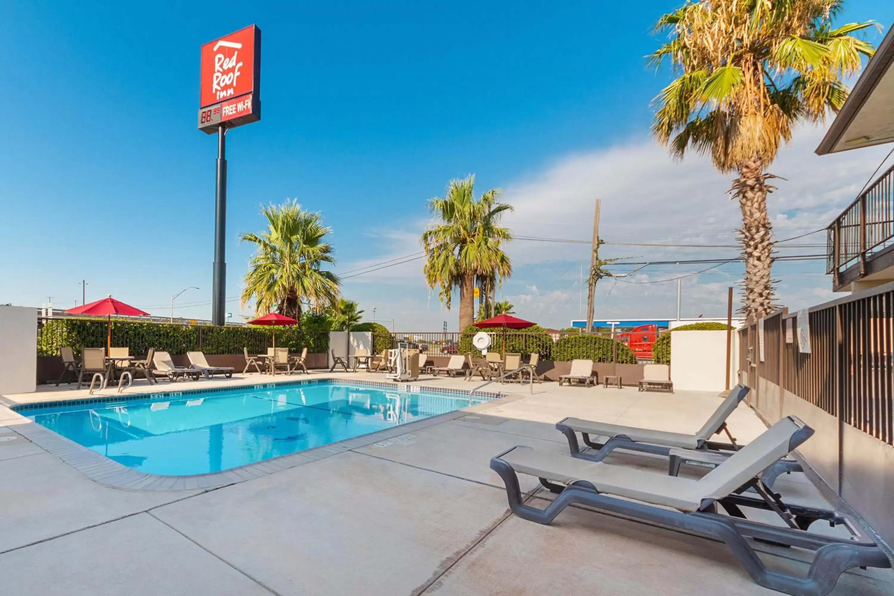 Swimming Pool in Red Roof Inn San Antonio E - near AT&T Center