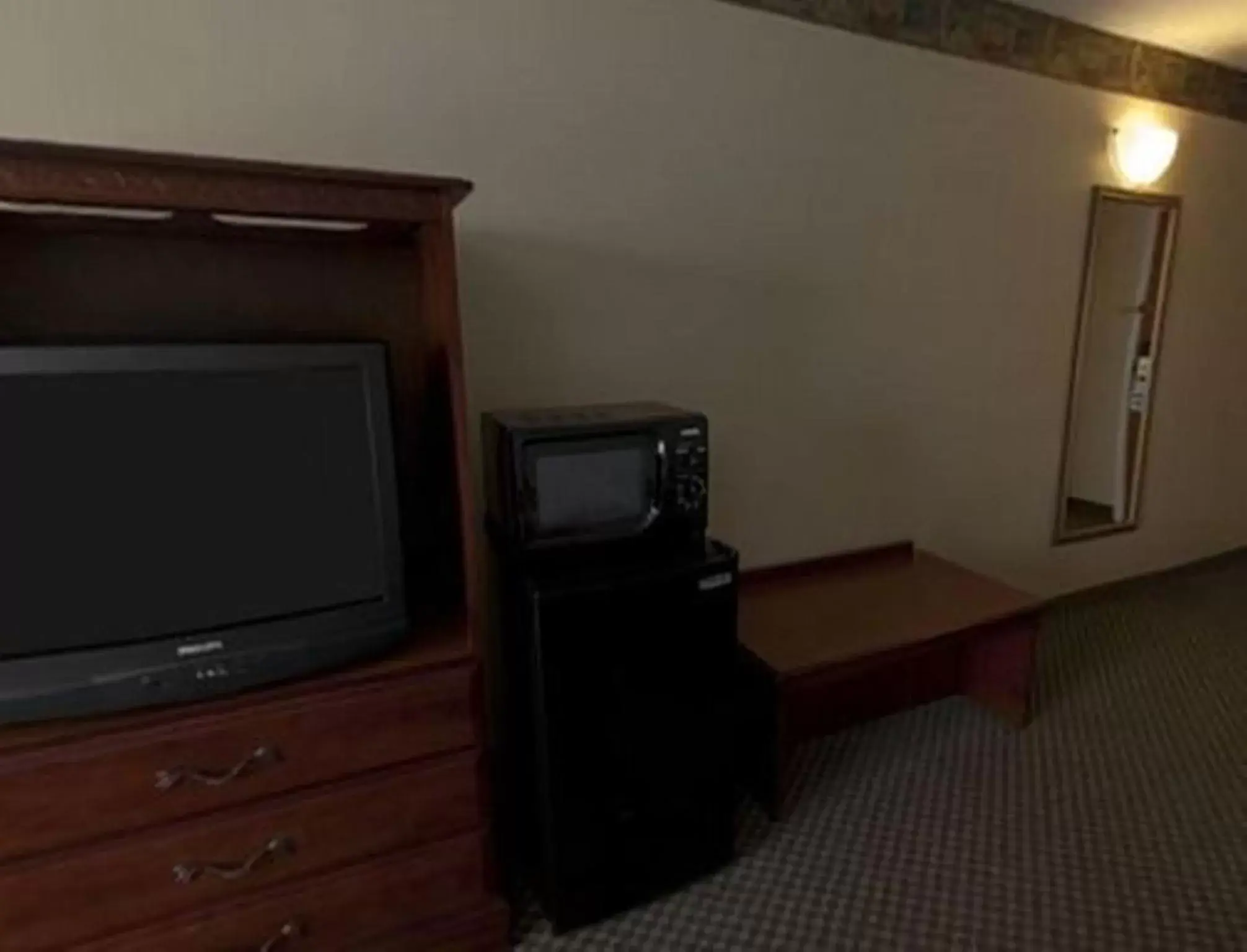 TV/Entertainment Center in Holiday Inn Express Hotel & Suites Forest, an IHG Hotel