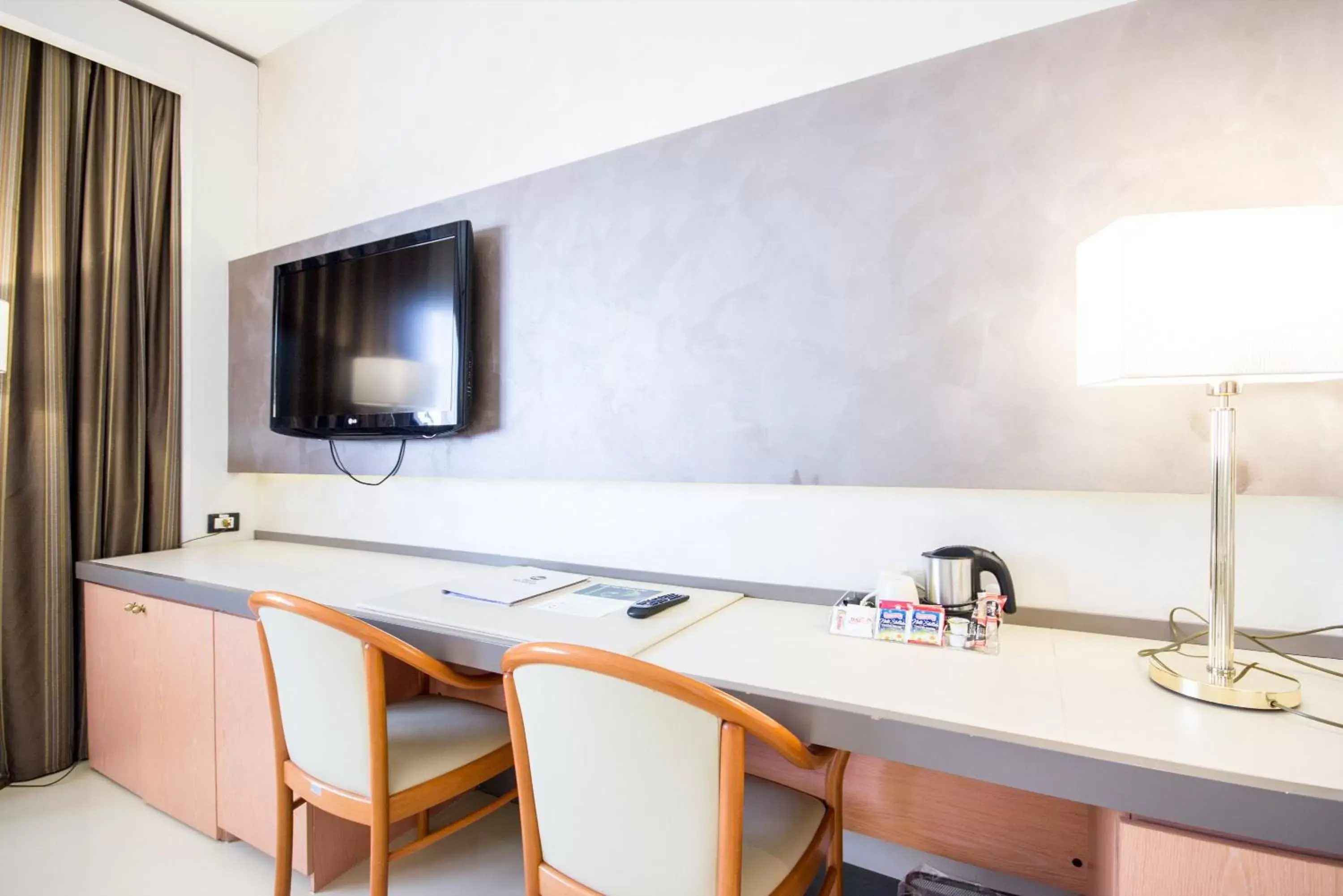 TV and multimedia, TV/Entertainment Center in Best Western Modena District