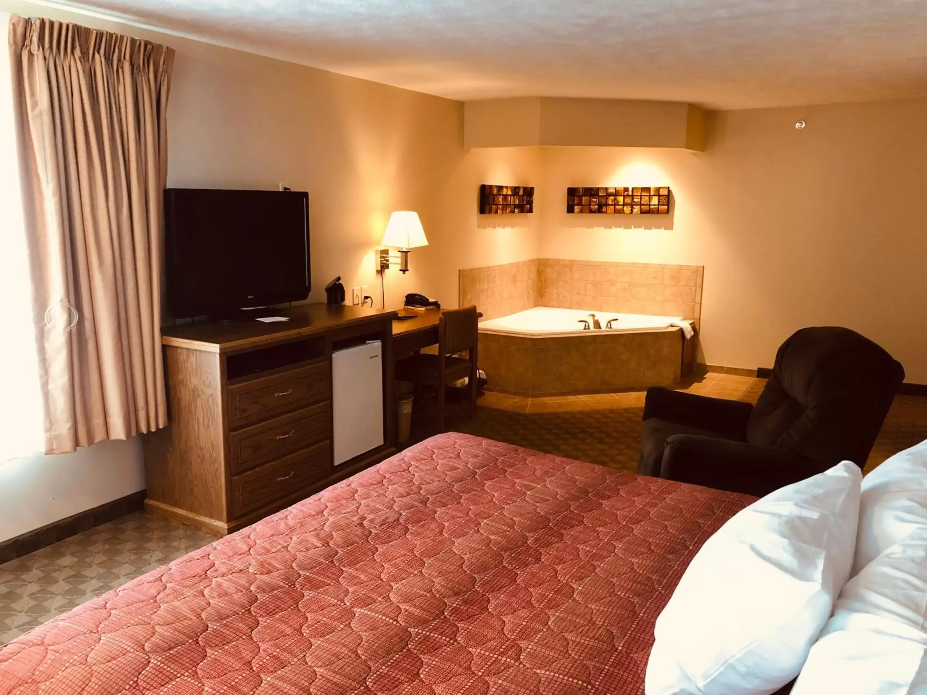Bed in Shenandoah Inn & Suites