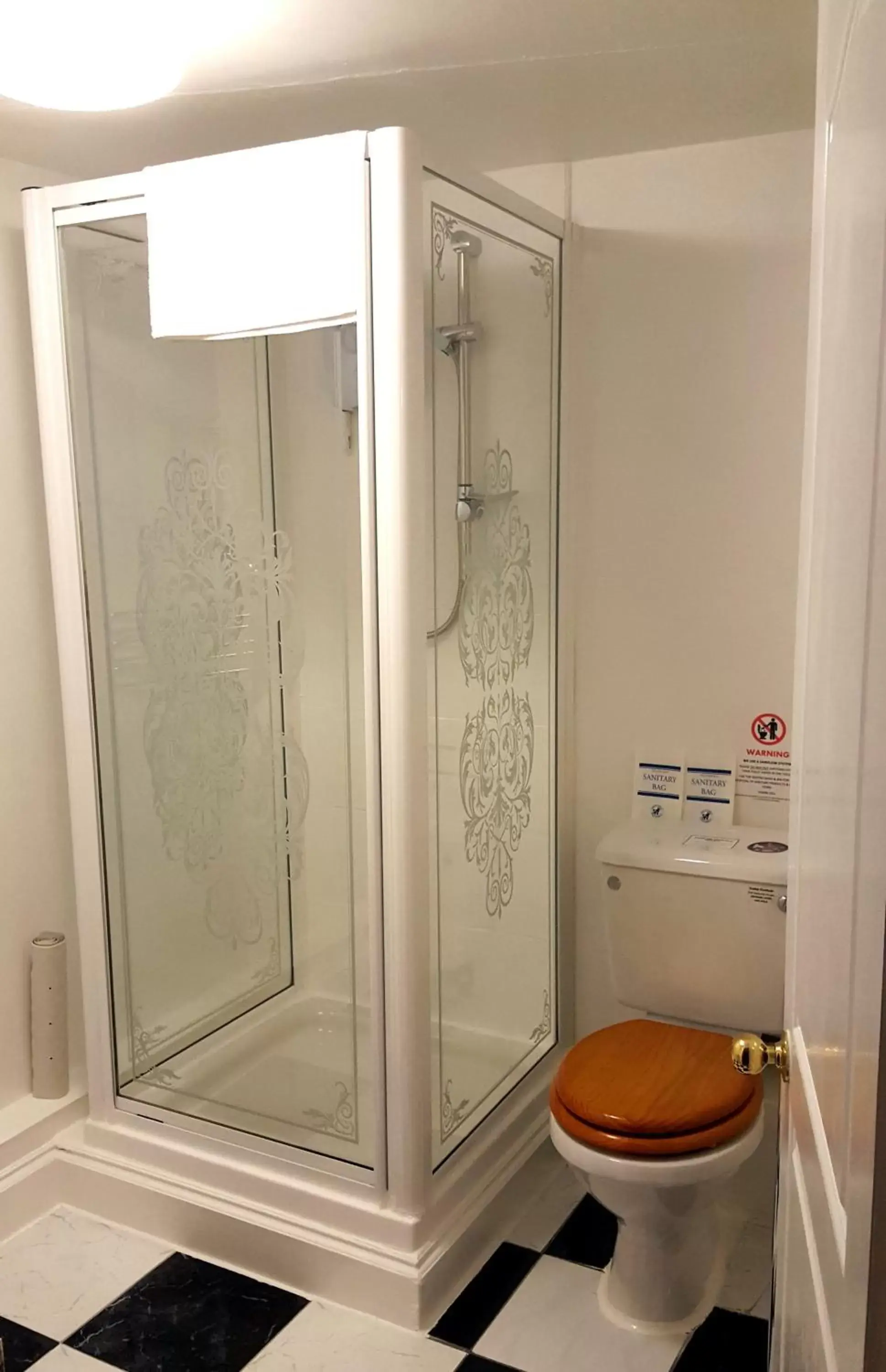 Shower, Bathroom in Robin 7 Lodge City Centre