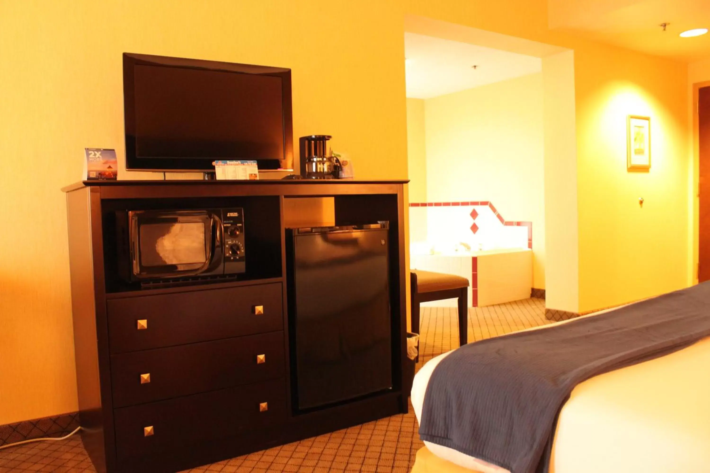 TV and multimedia, TV/Entertainment Center in Holiday Inn Express Lewisburg - New Columbia, an IHG Hotel