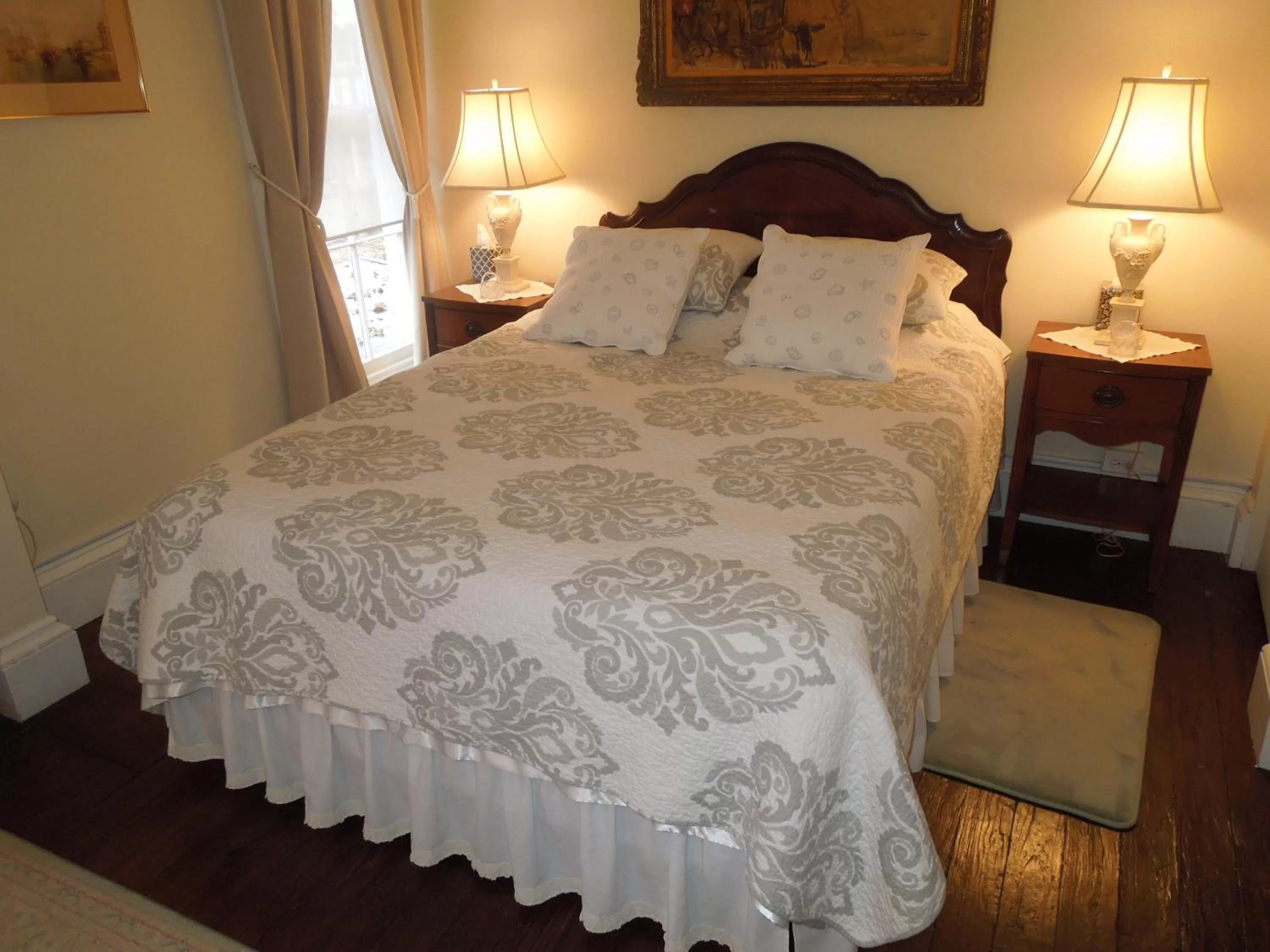 Bed in Victorian Bed & Breakfast of Staten Island