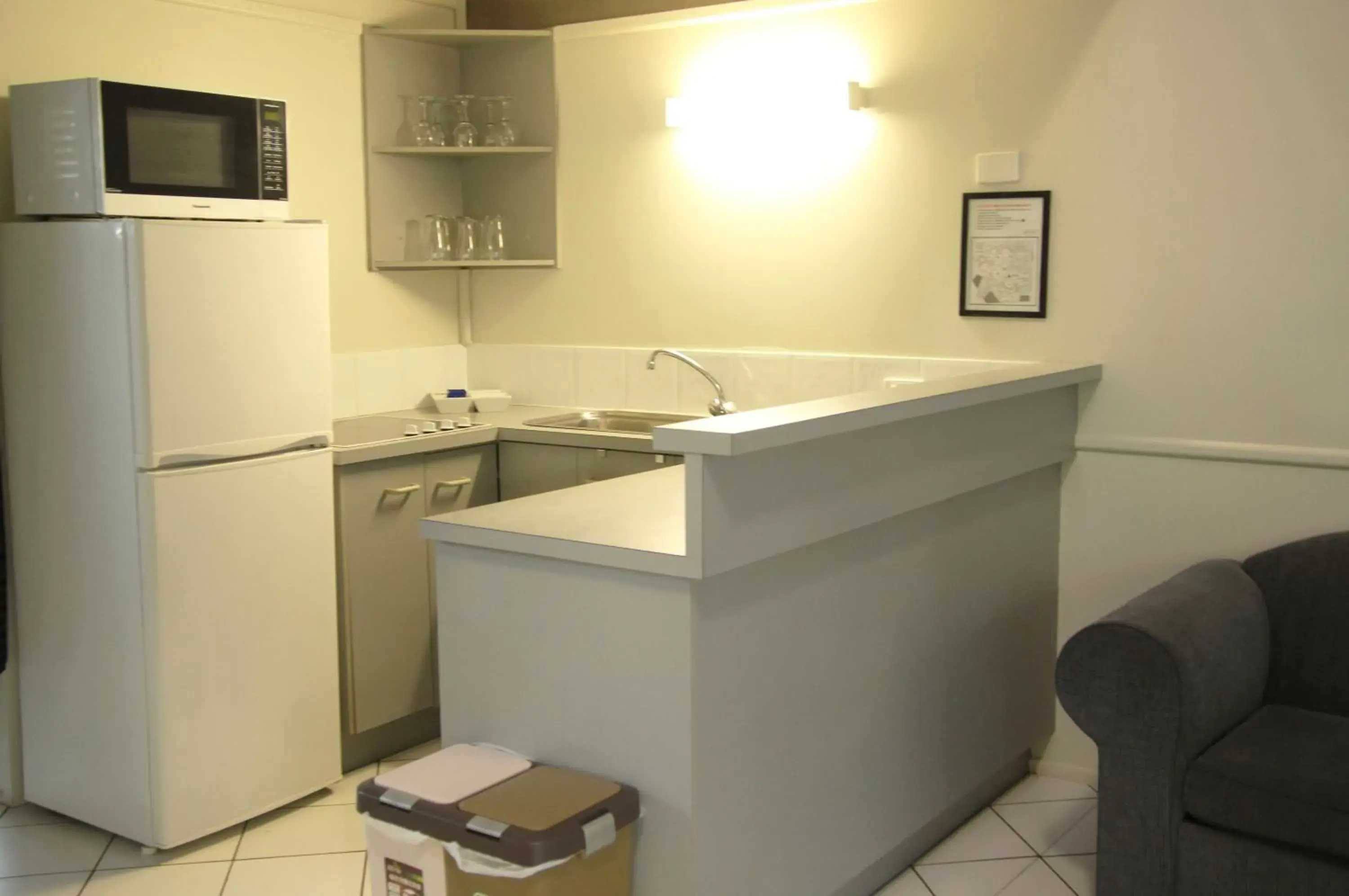 Kitchen or kitchenette, Bathroom in Kellys Beach Resort