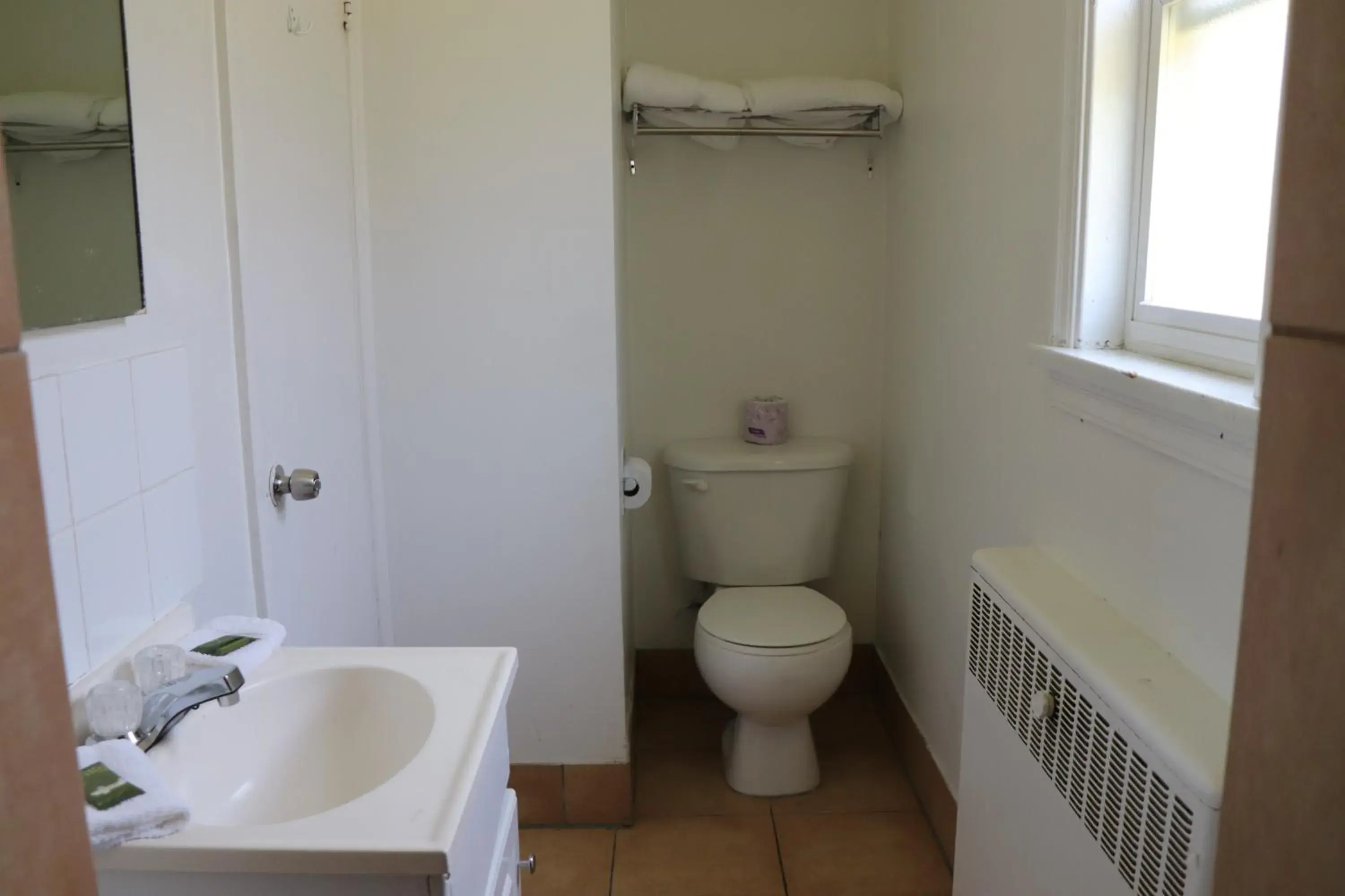 Toilet, Bathroom in Falcon Inn