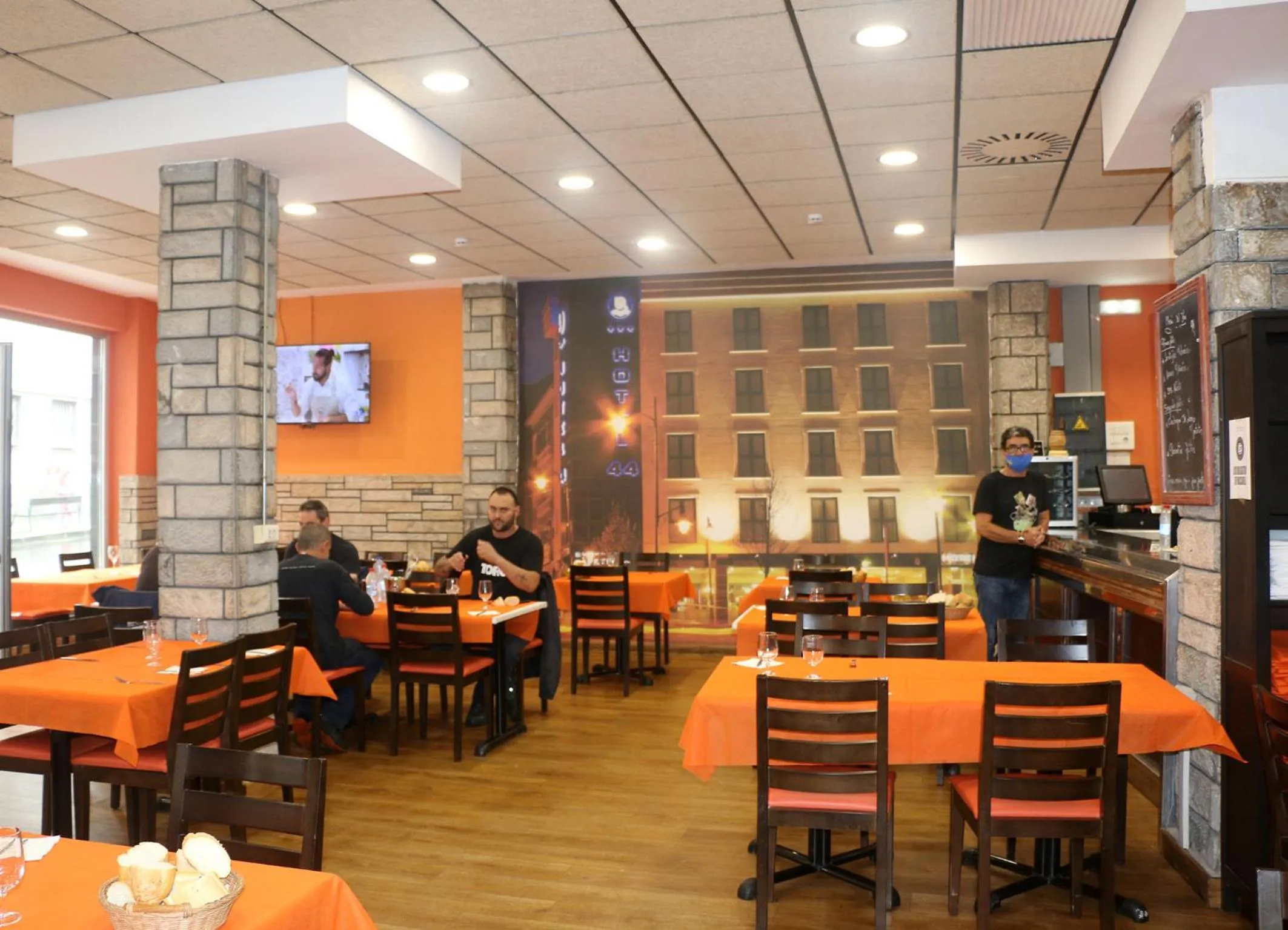 Restaurant/places to eat in Hotel 44